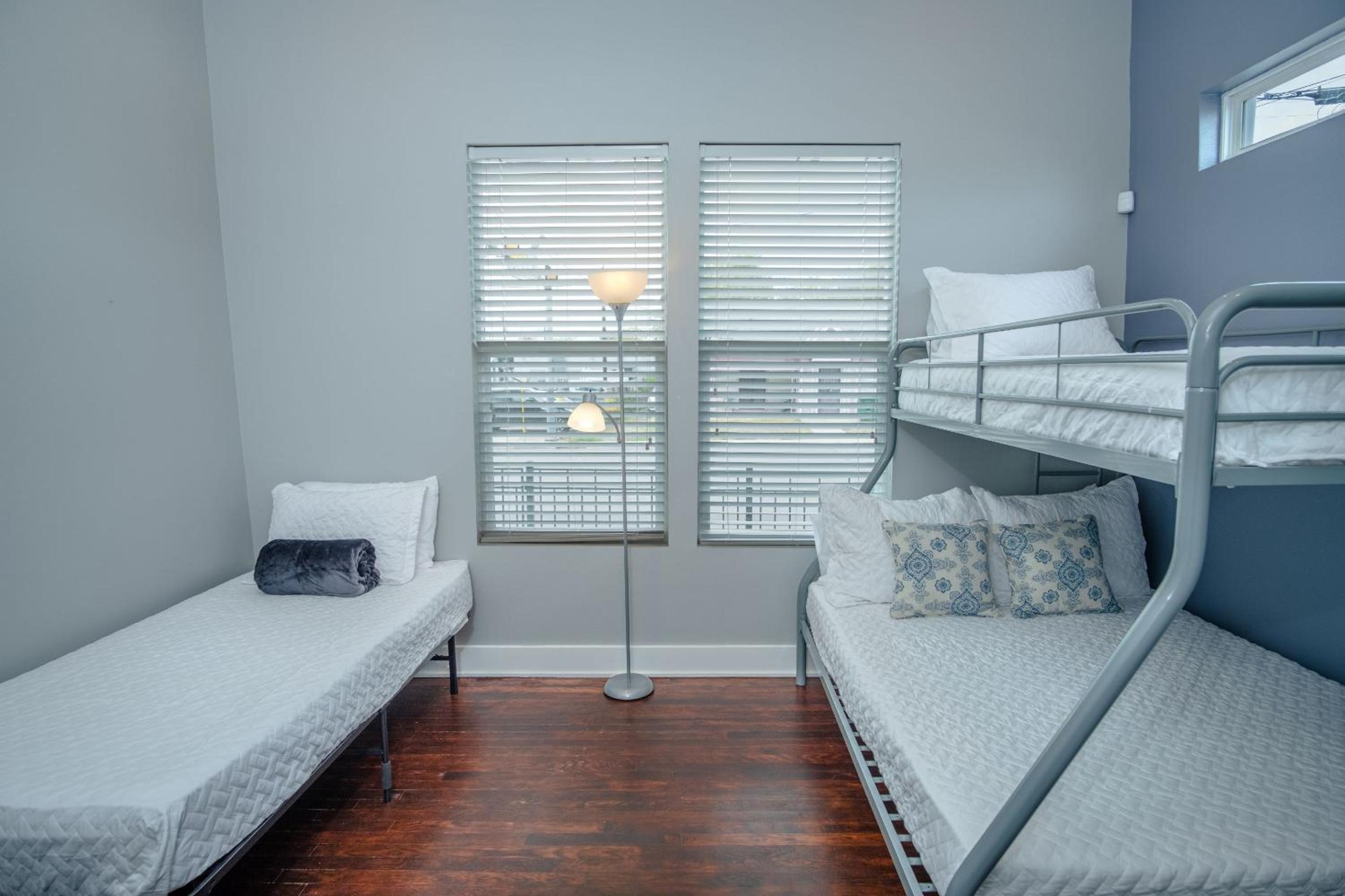 Three-Bedroom House - Photo 6