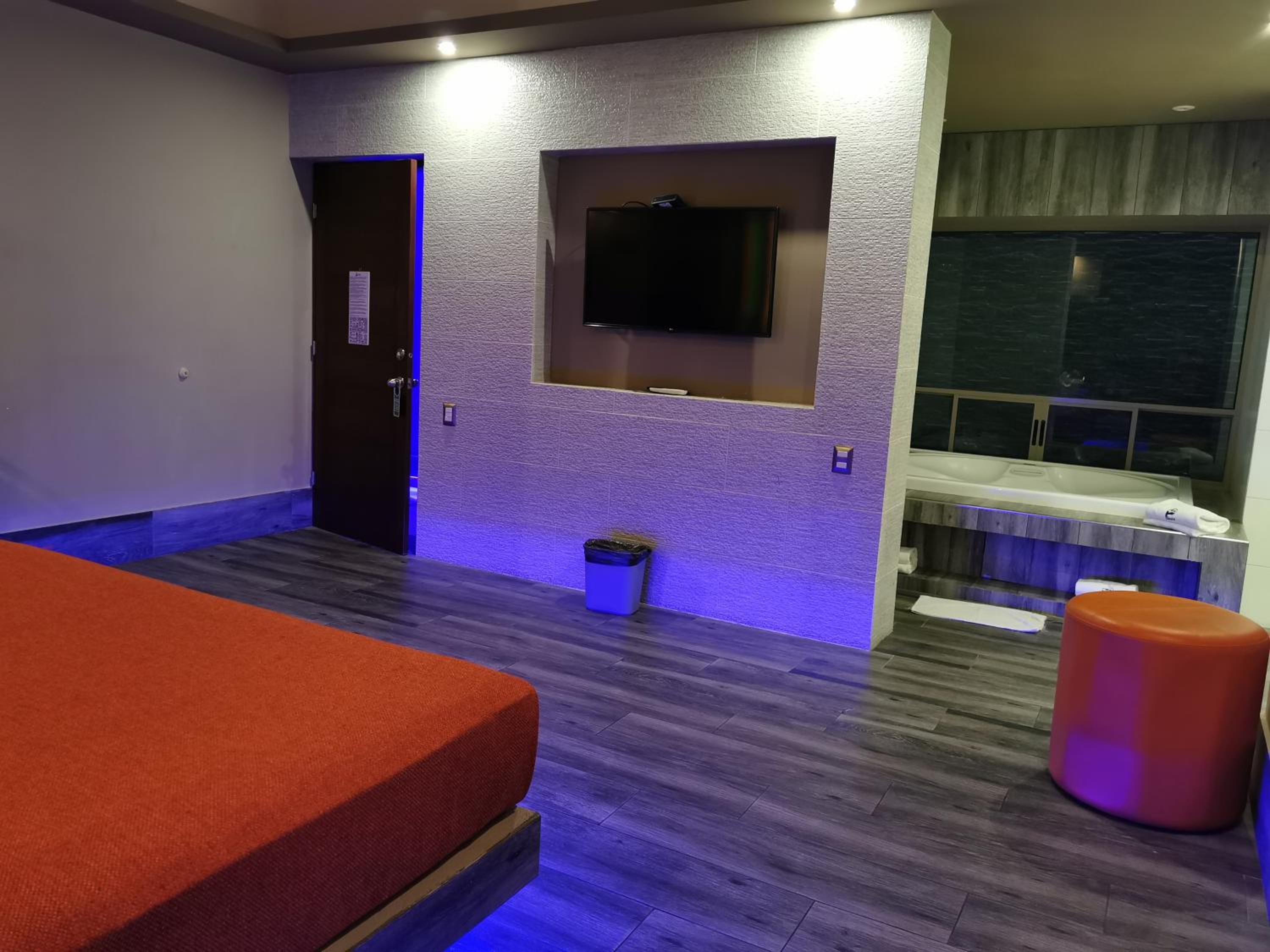 Deluxe Suite with Spa Bath - Photo 7
