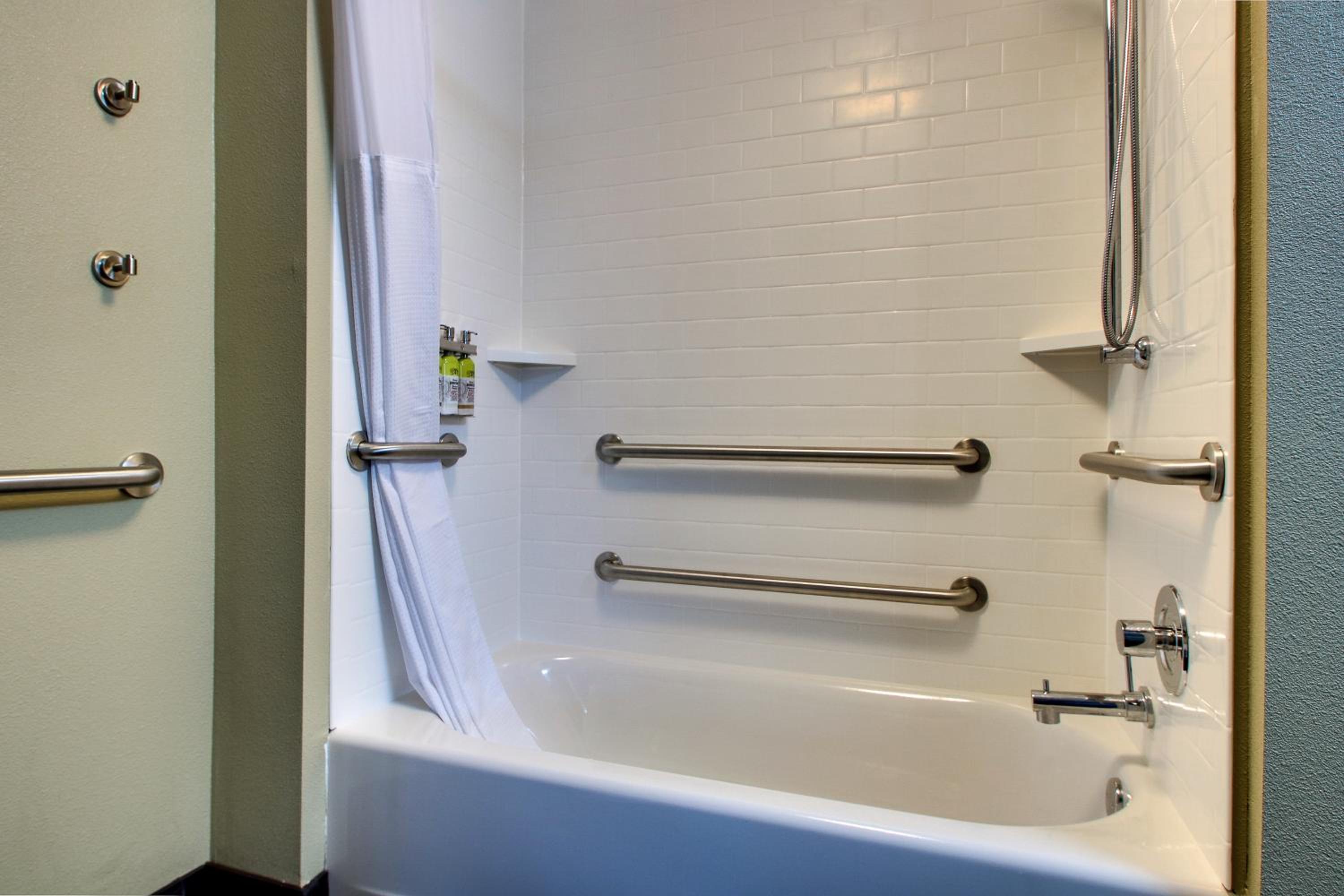 Queen Suite with Two Queen Beds with Accessible Tub - Non-Smoking photo 2
