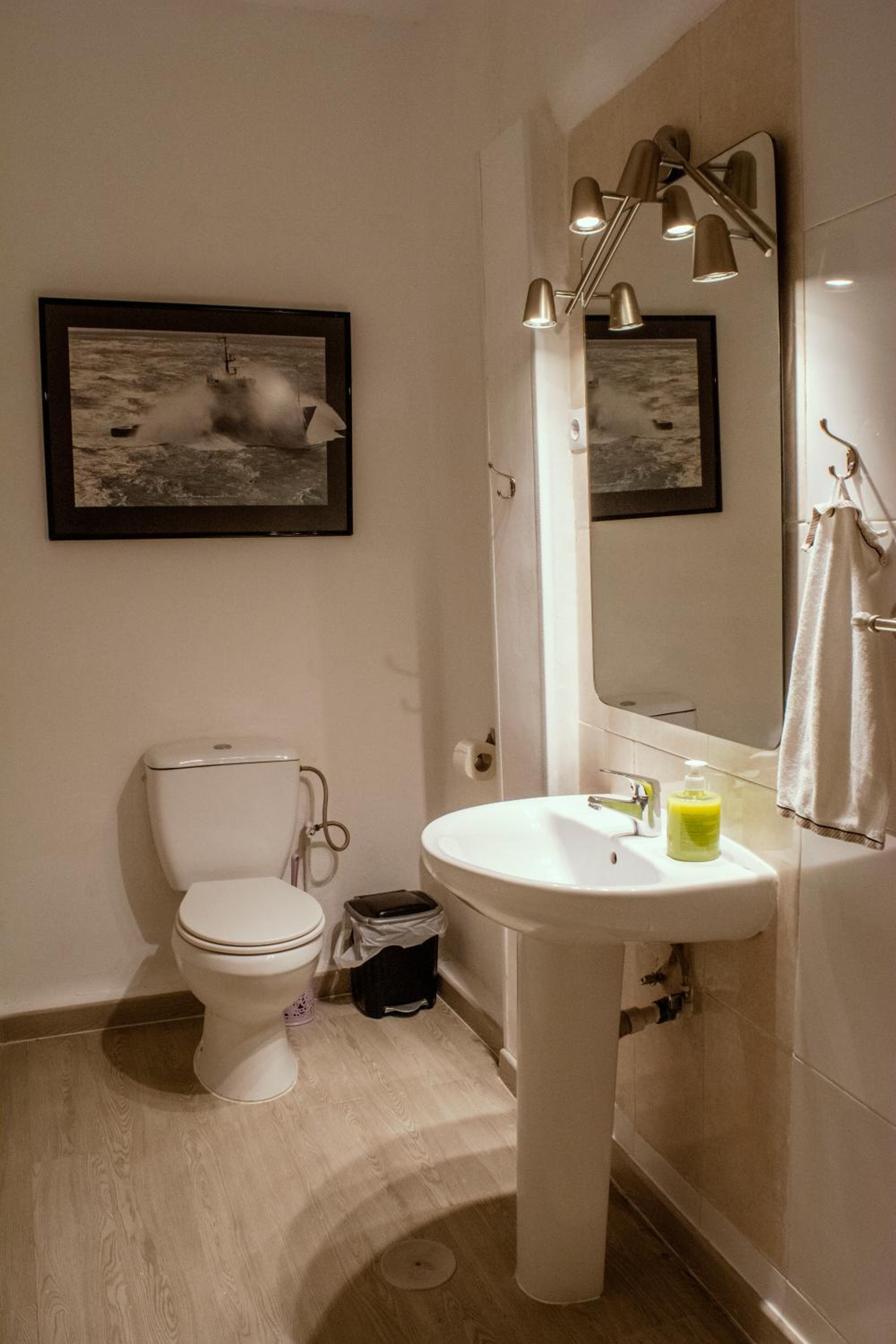 Double Room with Extra Bed and private bathroom - Photo 5