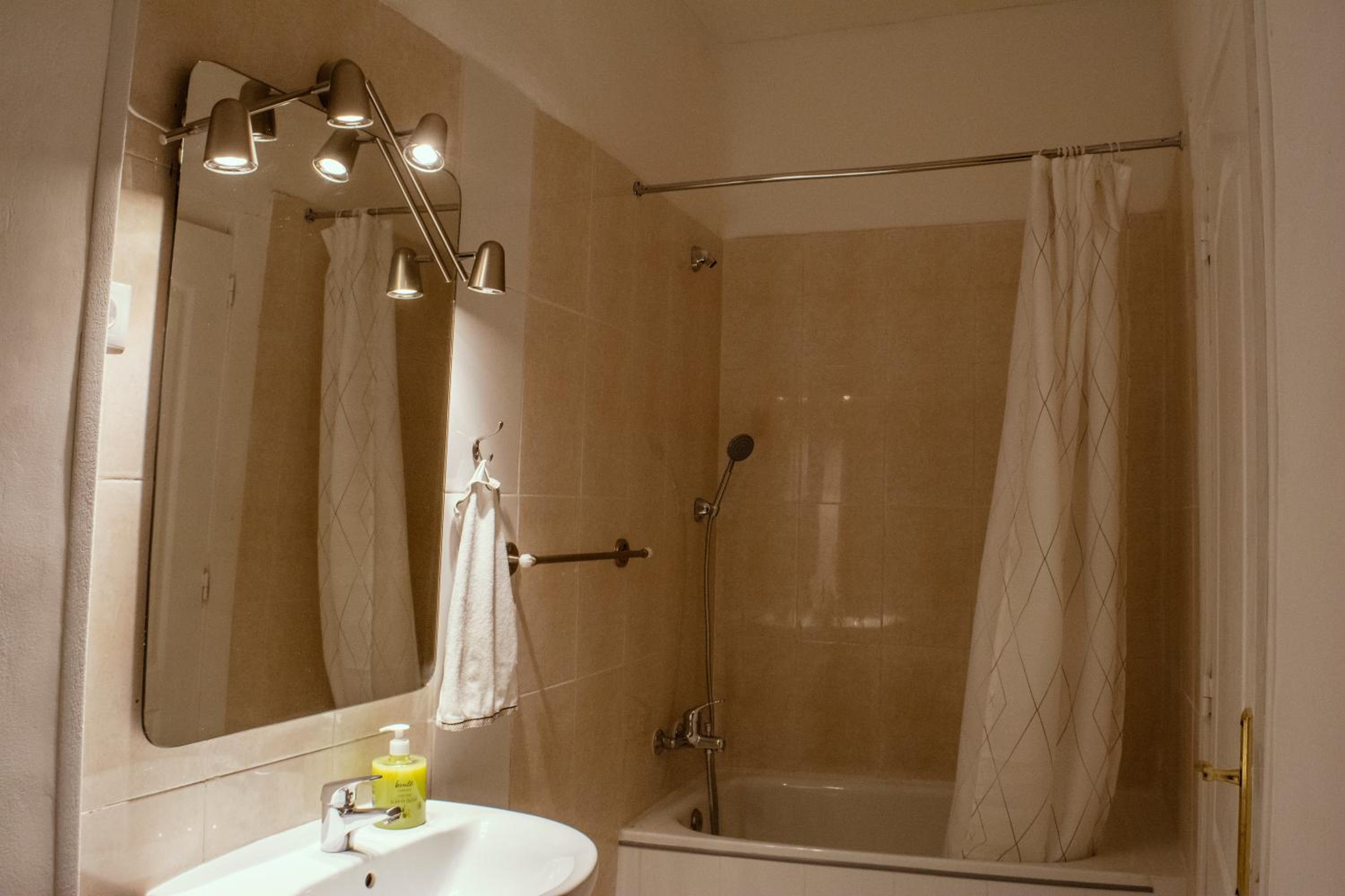 Double Room with Extra Bed and private bathroom - Photo 6