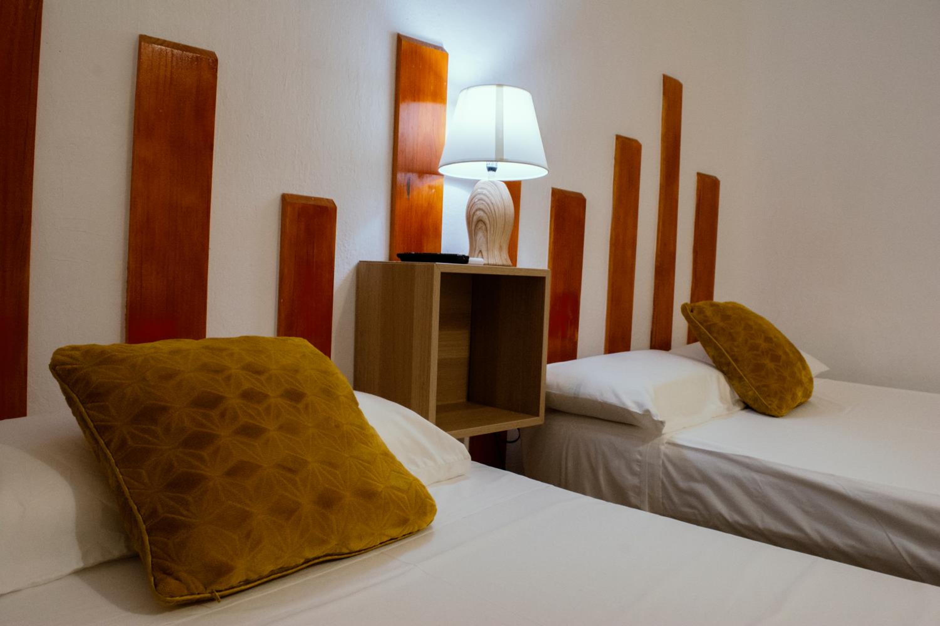Double Room with Extra Bed and private bathroom - Photo 7