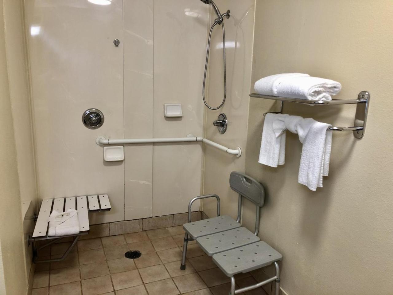 Standard Room, 1 King Bed, Accessible Tub, Non Smoking photo 3