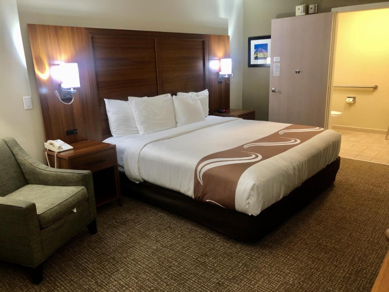 Standard Room, 1 King Bed, Accessible Roll-In Shower, Non Smoking photo 3