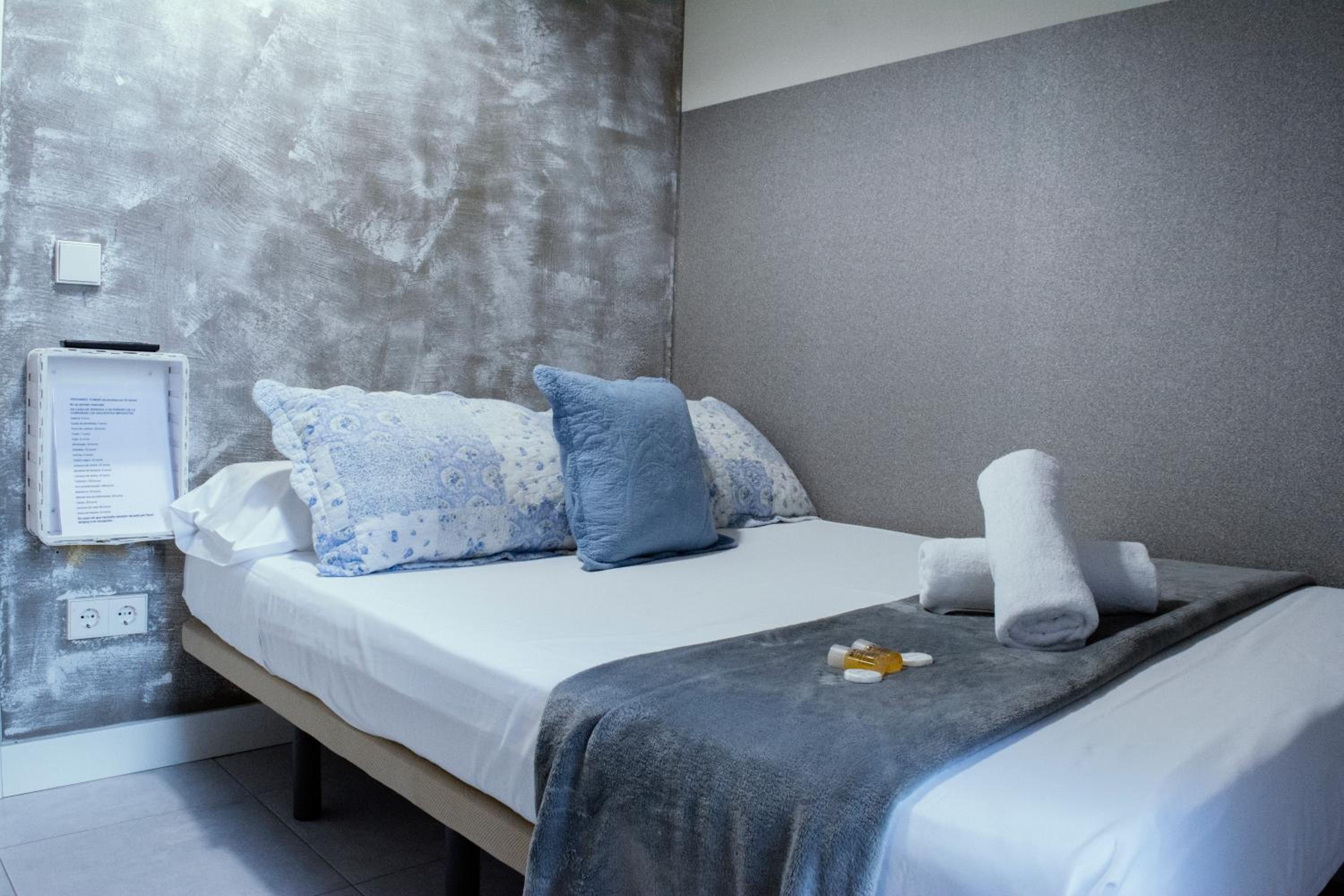 Standard Double or Twin Room with Balcony and Shared Exterior Bathroom photo 2