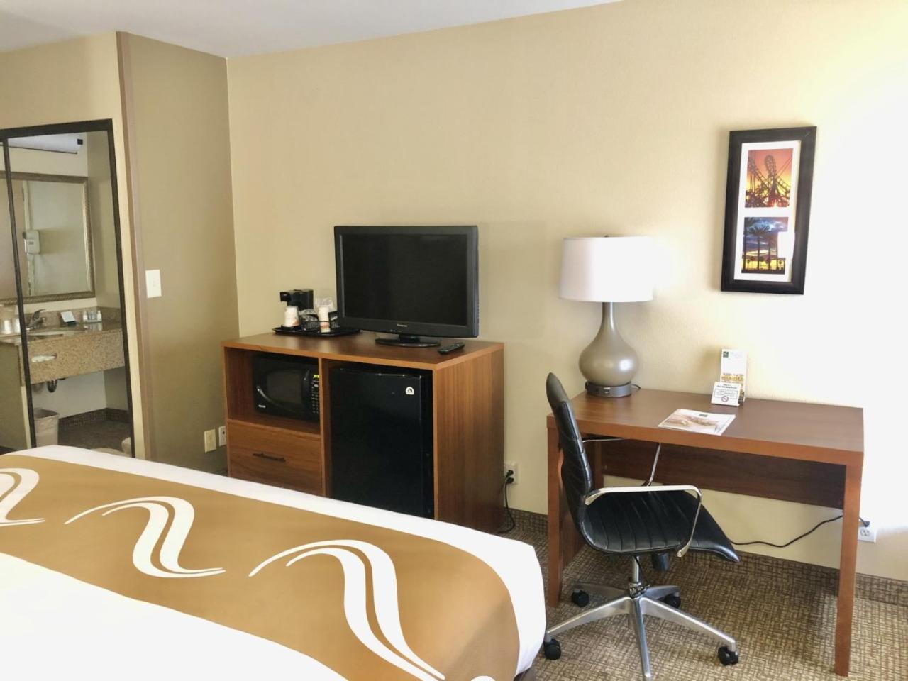 Standard Room, 1 King Bed, Non Smoking photo 3