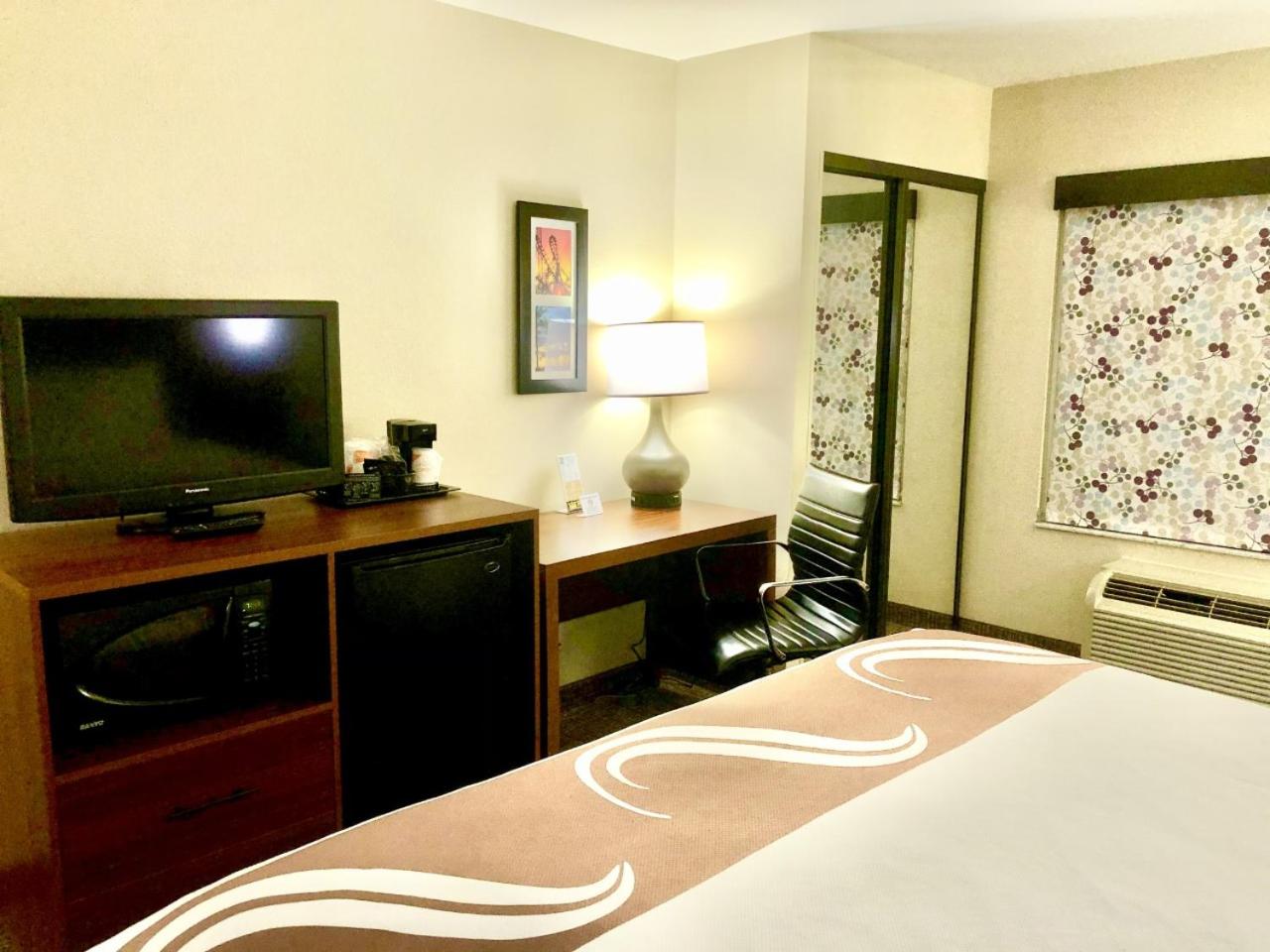 Standard Room, 1 King Bed, Non Smoking photo 2