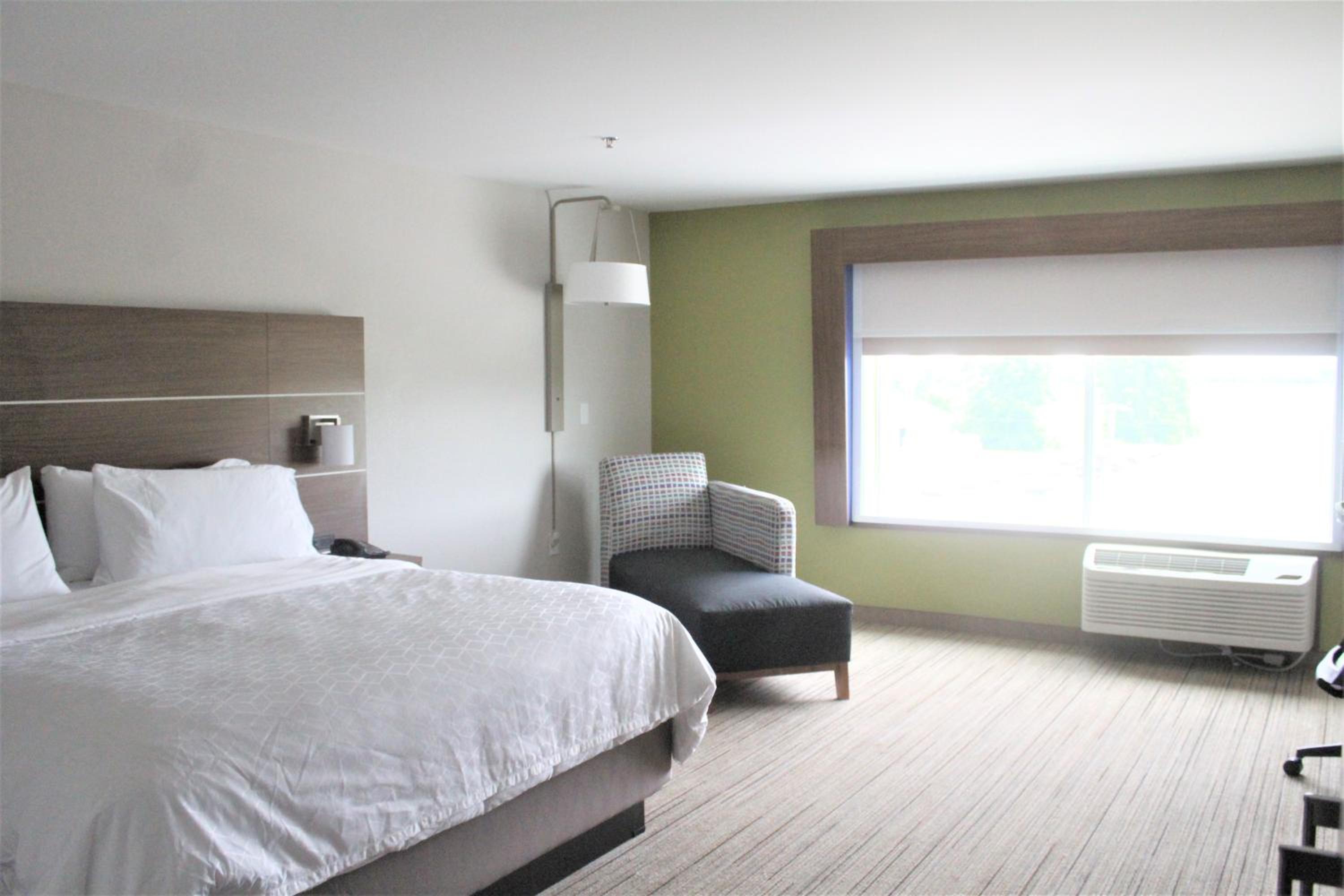Standard King Room - Photo 8