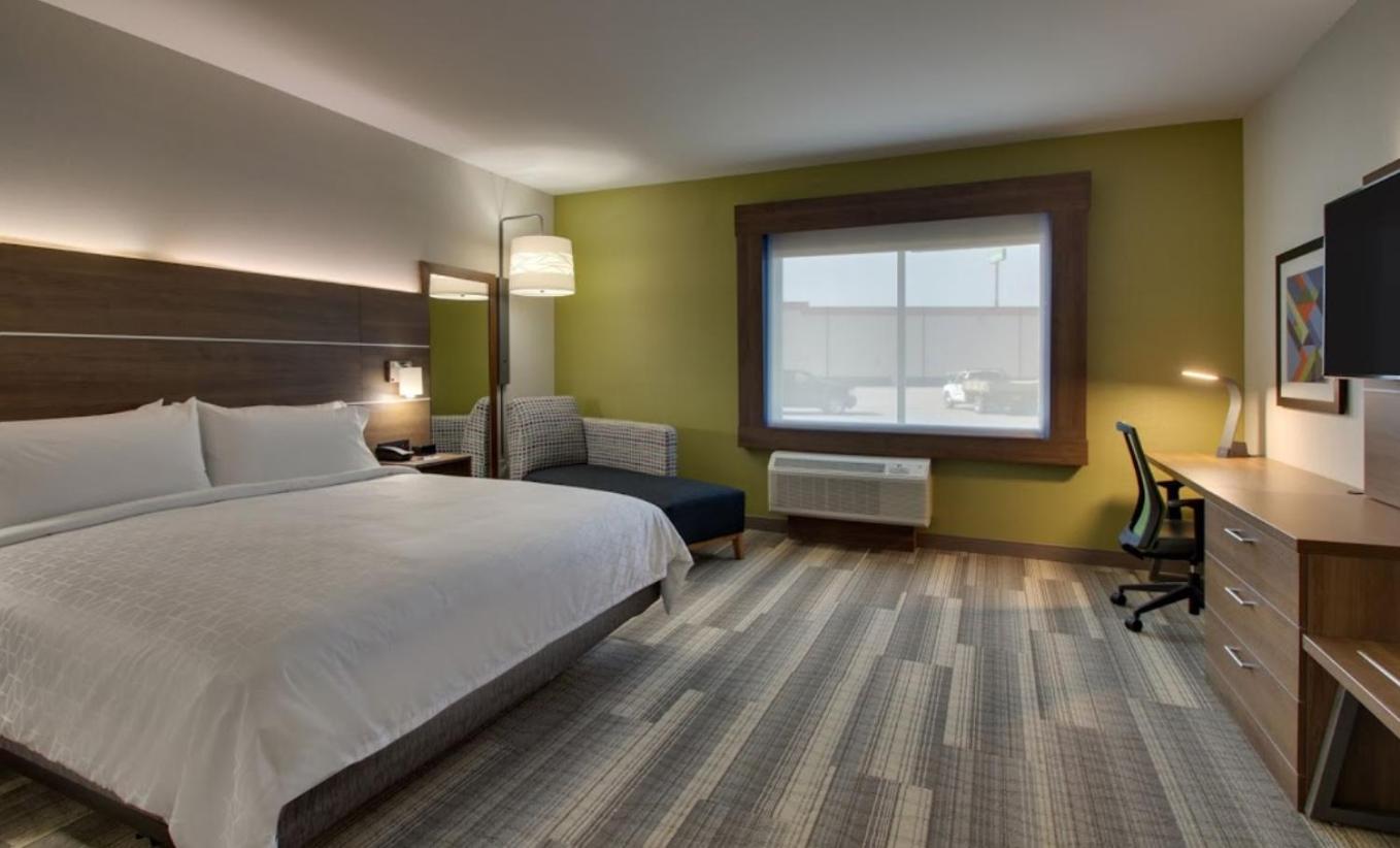 Standard King Room - Photo 9