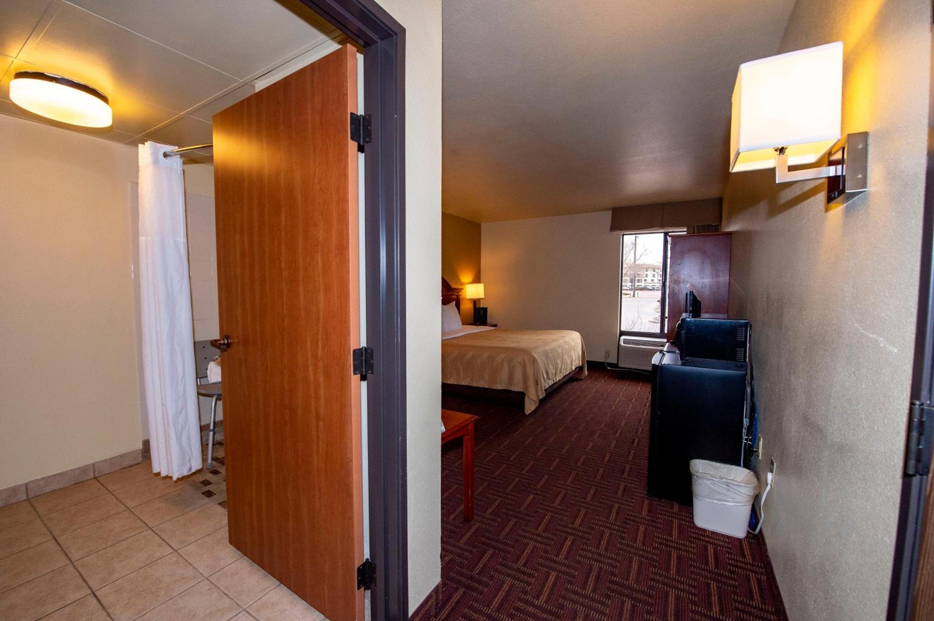 Queen Room First Floor with Roll-In Shower - Accessible/Non-Smoking photo 2