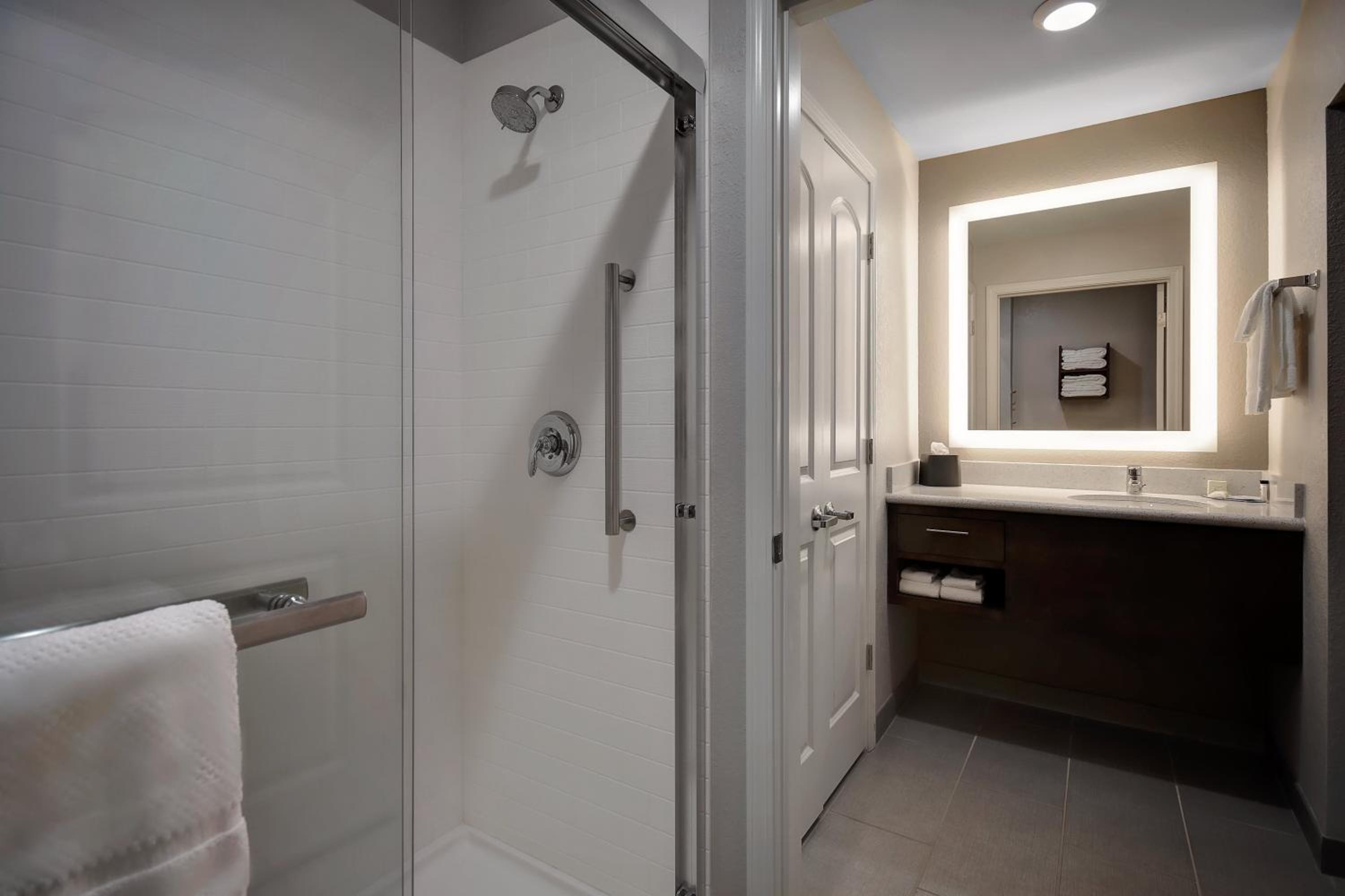 Two-Bedroom King Suite with Two Queen Beds - Communications Accessible with Roll-In Shower - Photo 7