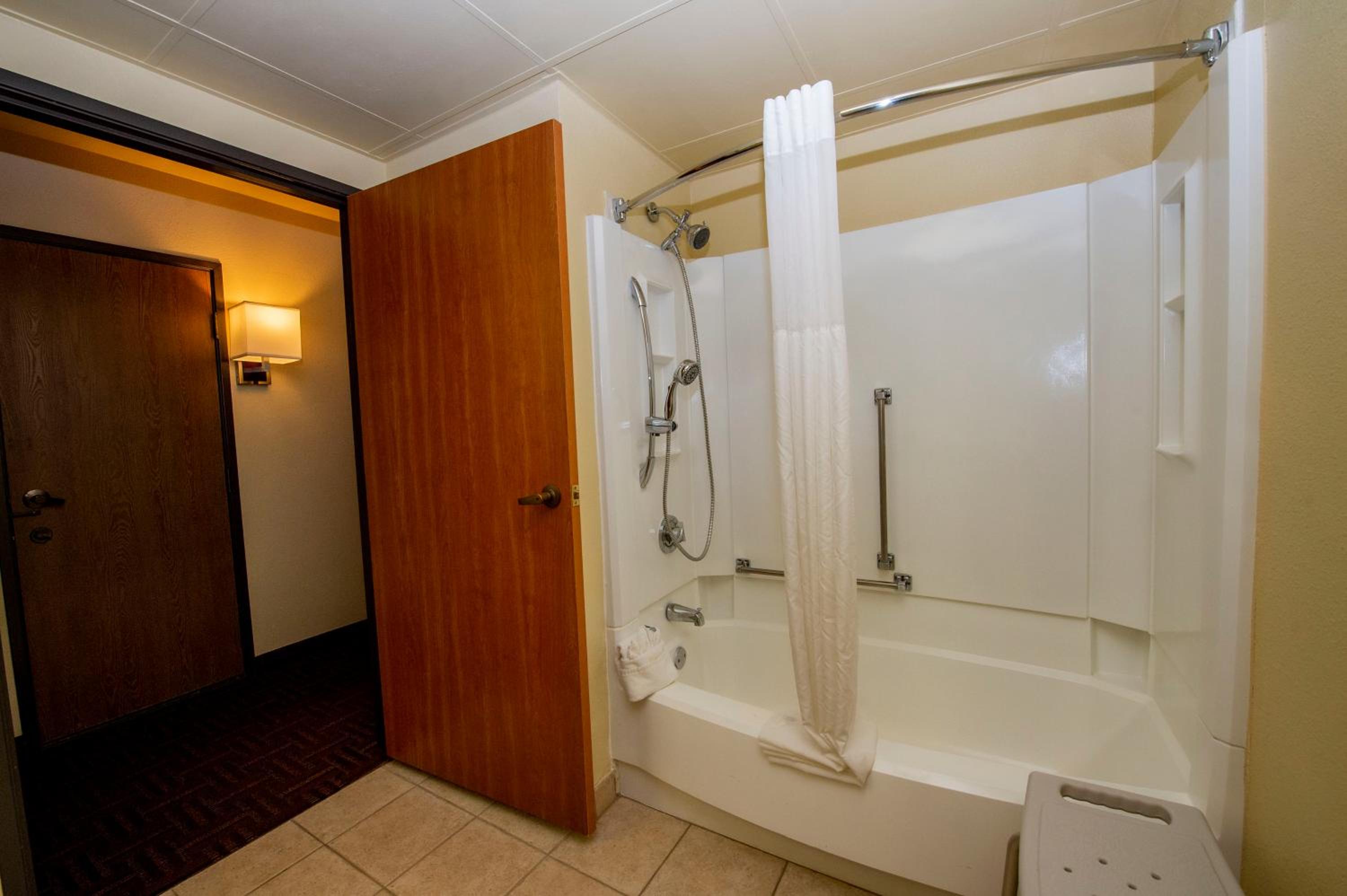 Queen Room First Floor - Accessible/Non-Smoking photo 2
