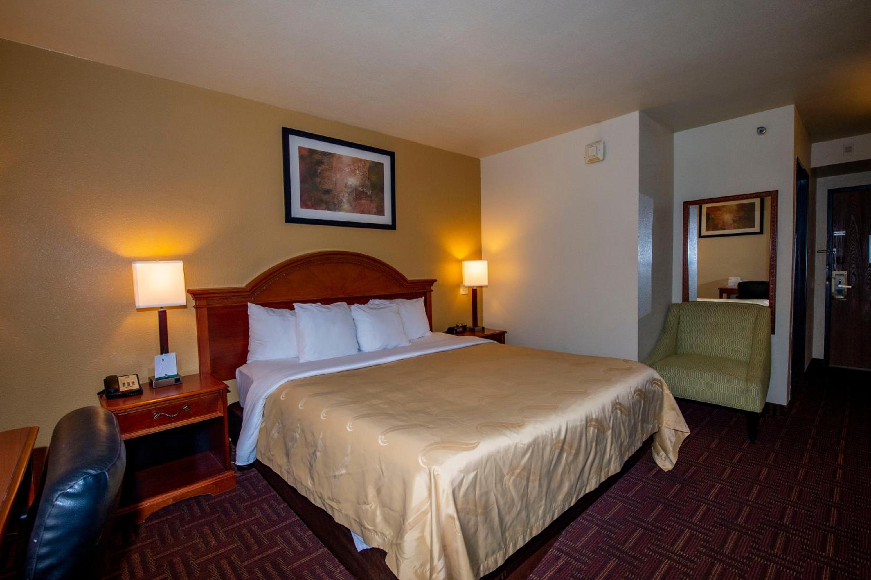 Queen Room First Floor - Accessible/Non-Smoking photo 1