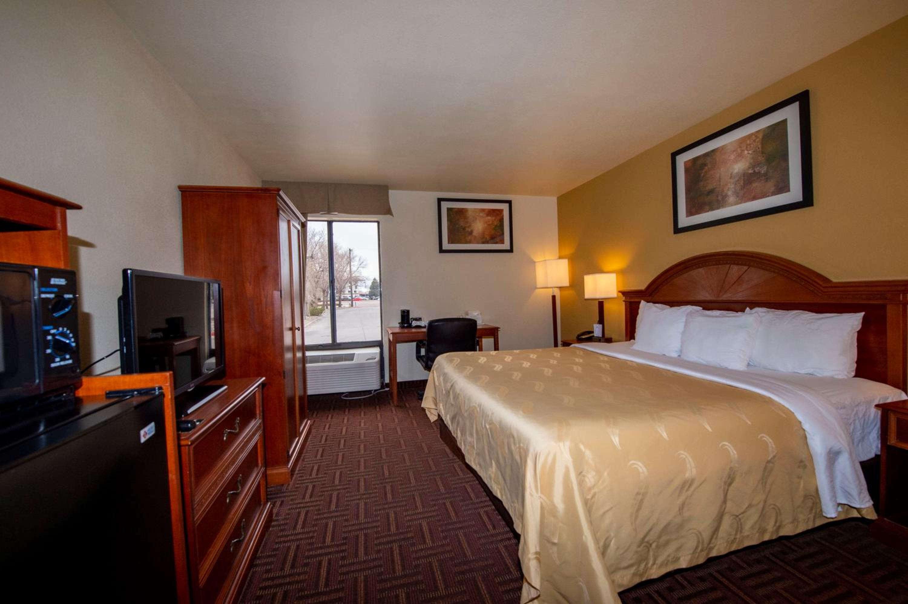 Queen Room First Floor - Accessible/Non-Smoking photo 3