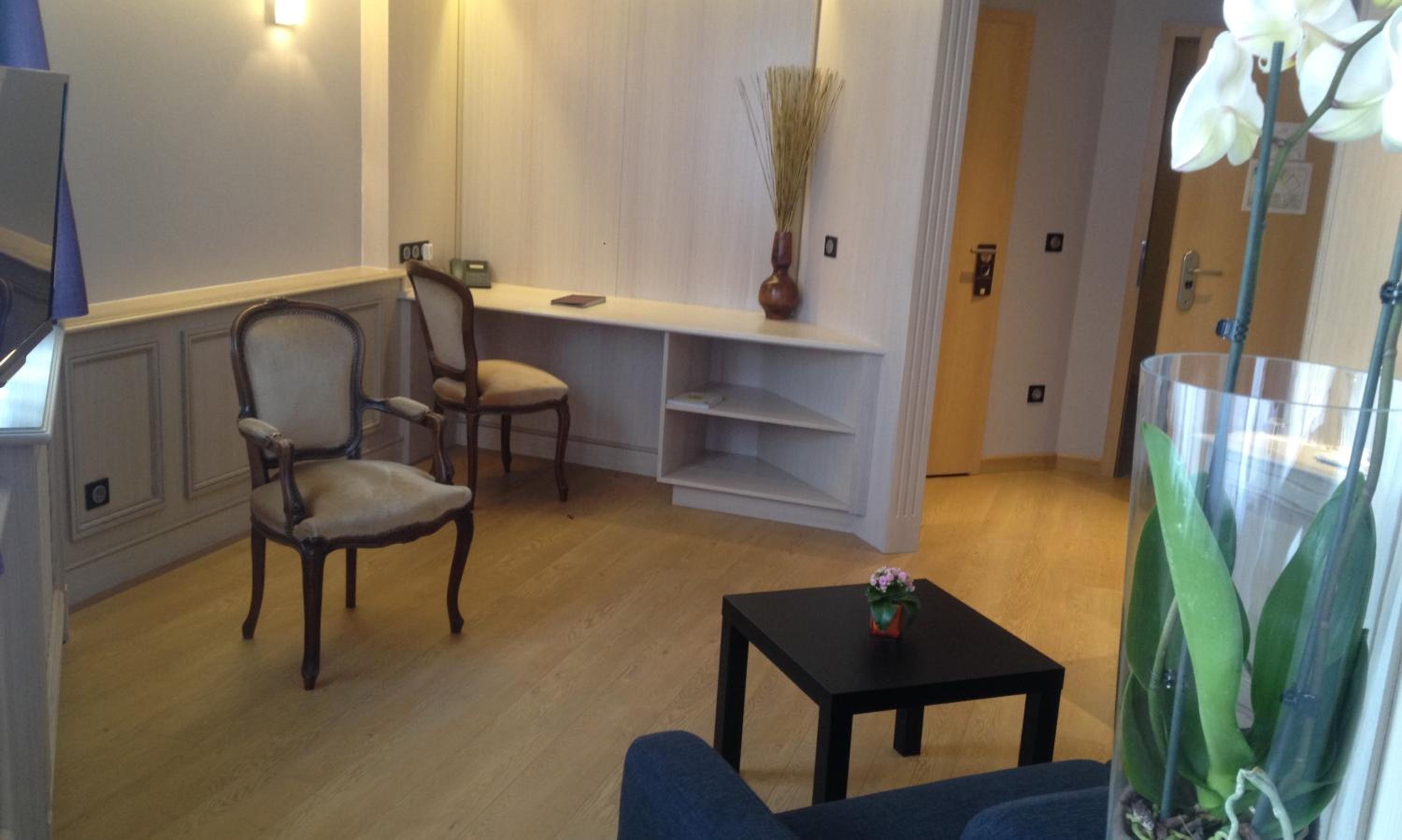 Luxury Suite - Photo 8