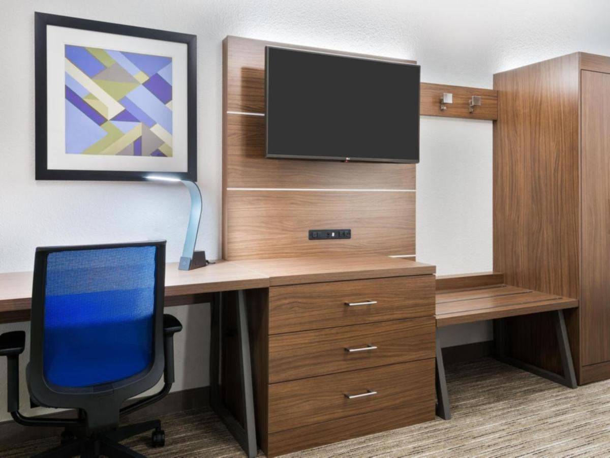 Standard King Room - Photo 7