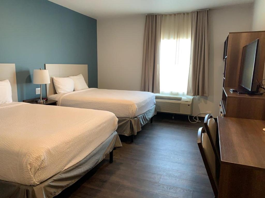 Standard Queen Room With Two Queen Beds - Non-Smoking photo 1