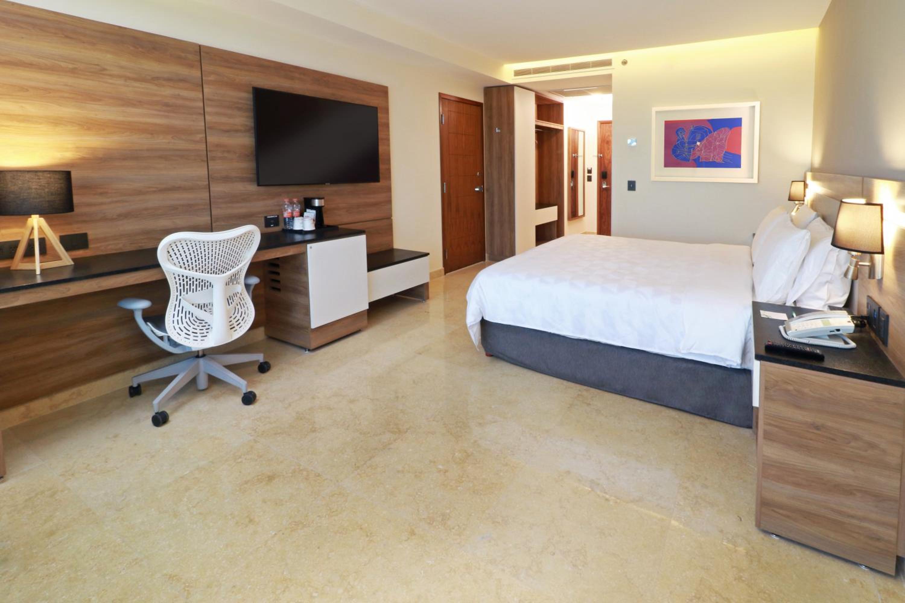 Standard King Room - Accessible - Photo 3