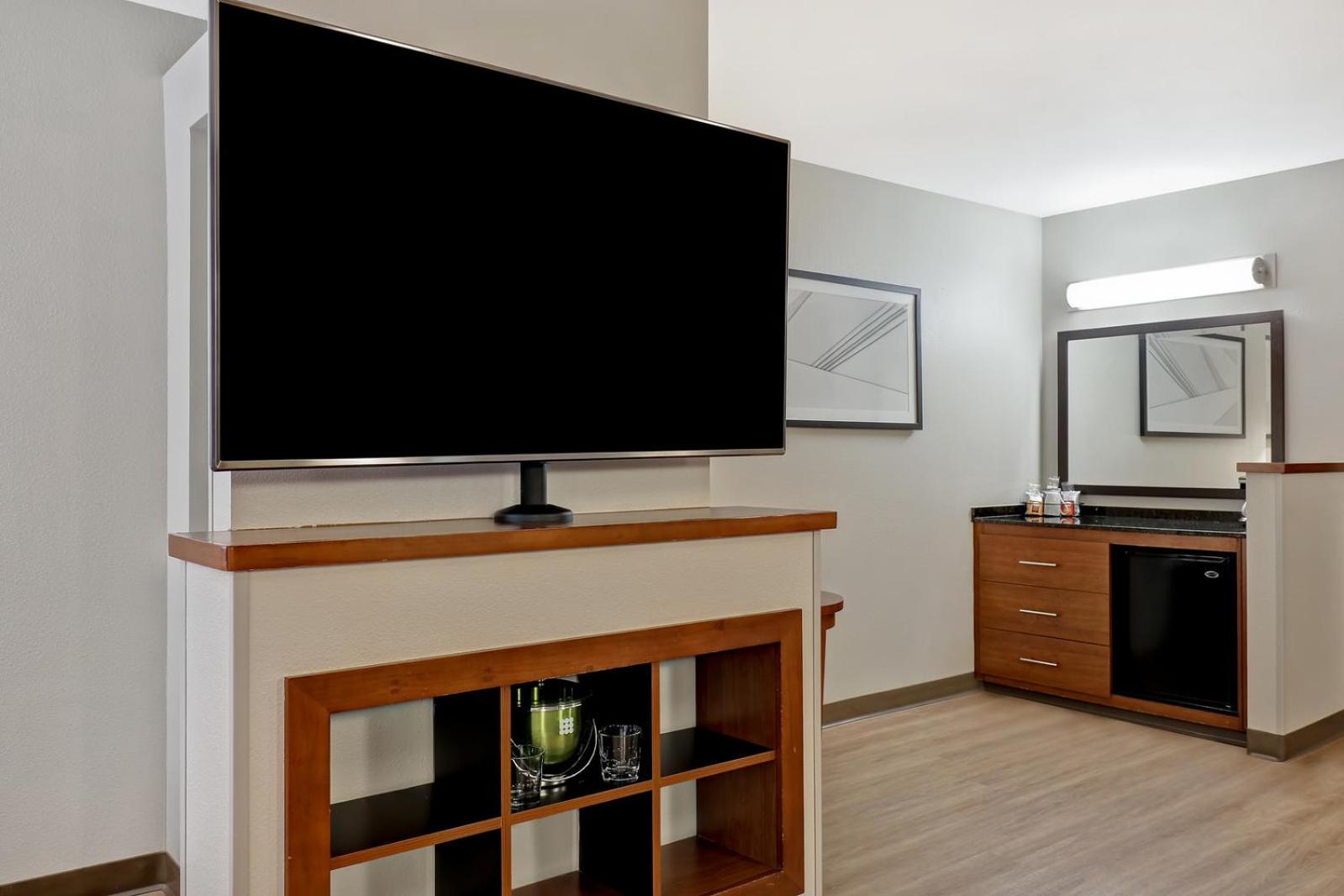 King Room with Sofa Bed and Roll-In Shower - Disability Access