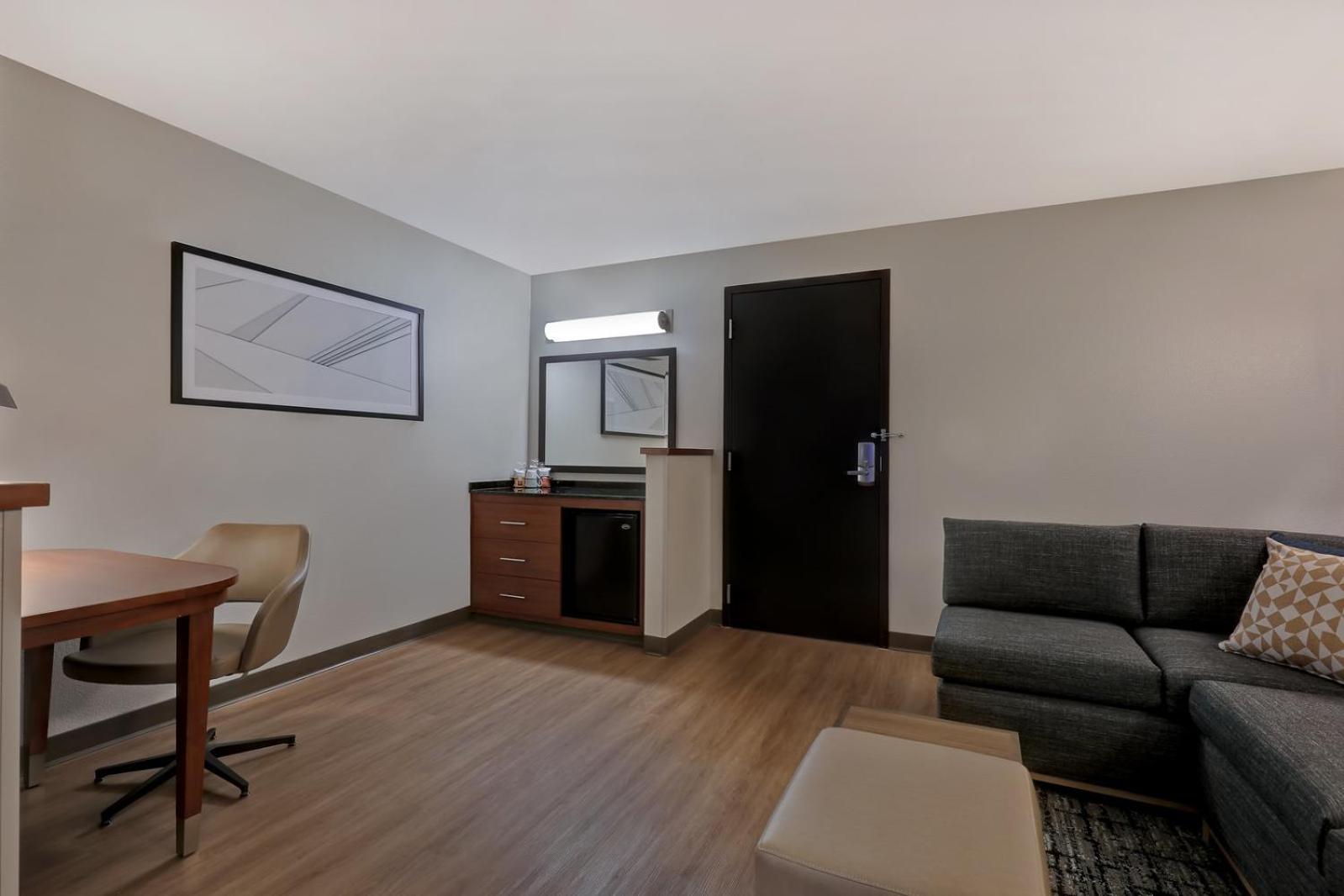 King Room with Sofa Bed thumbnail 5