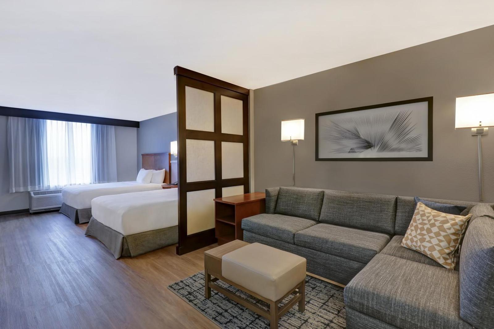 Queen Room with Two Queen Beds and Roll-In Shower - Disability Access thumbnail 5