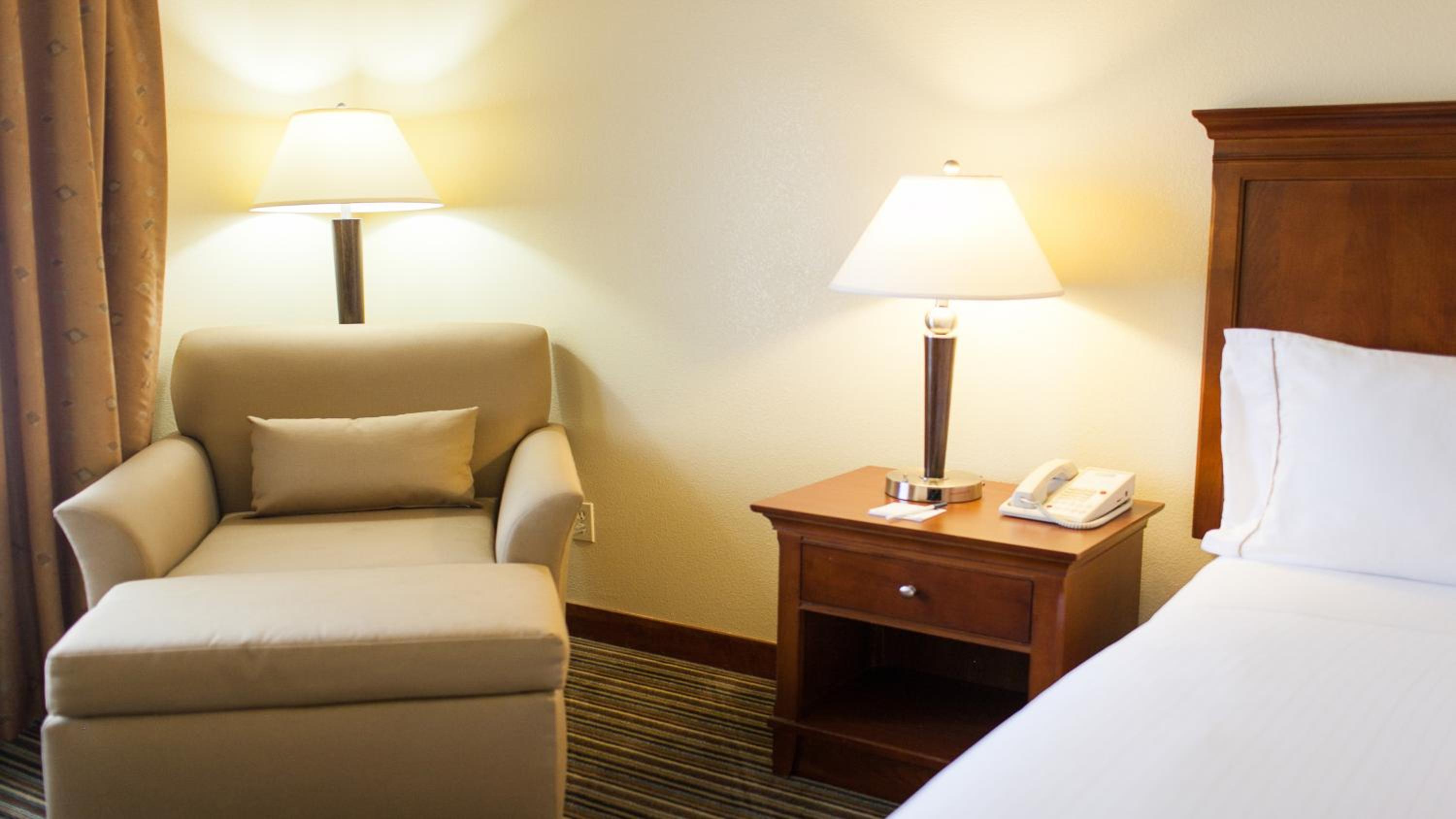 Standard King Room - Photo 4