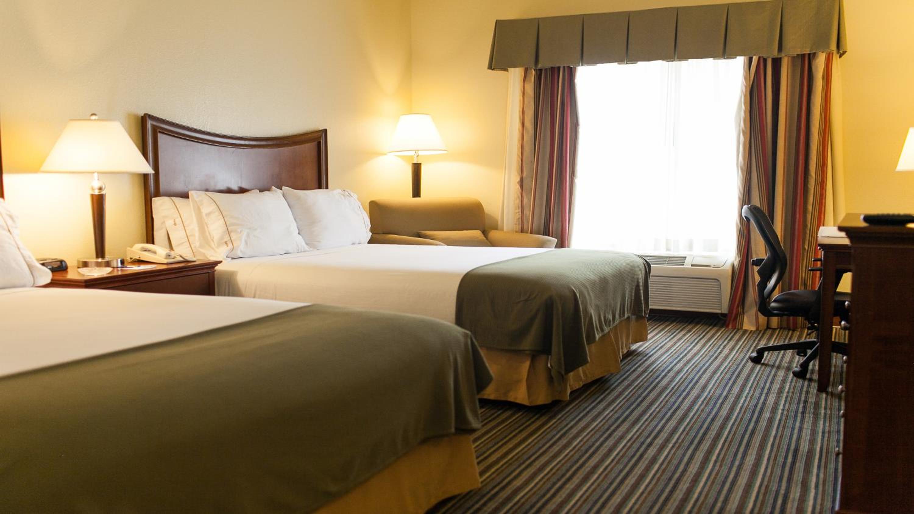 Standard Room with Two Queen Beds - Photo 4