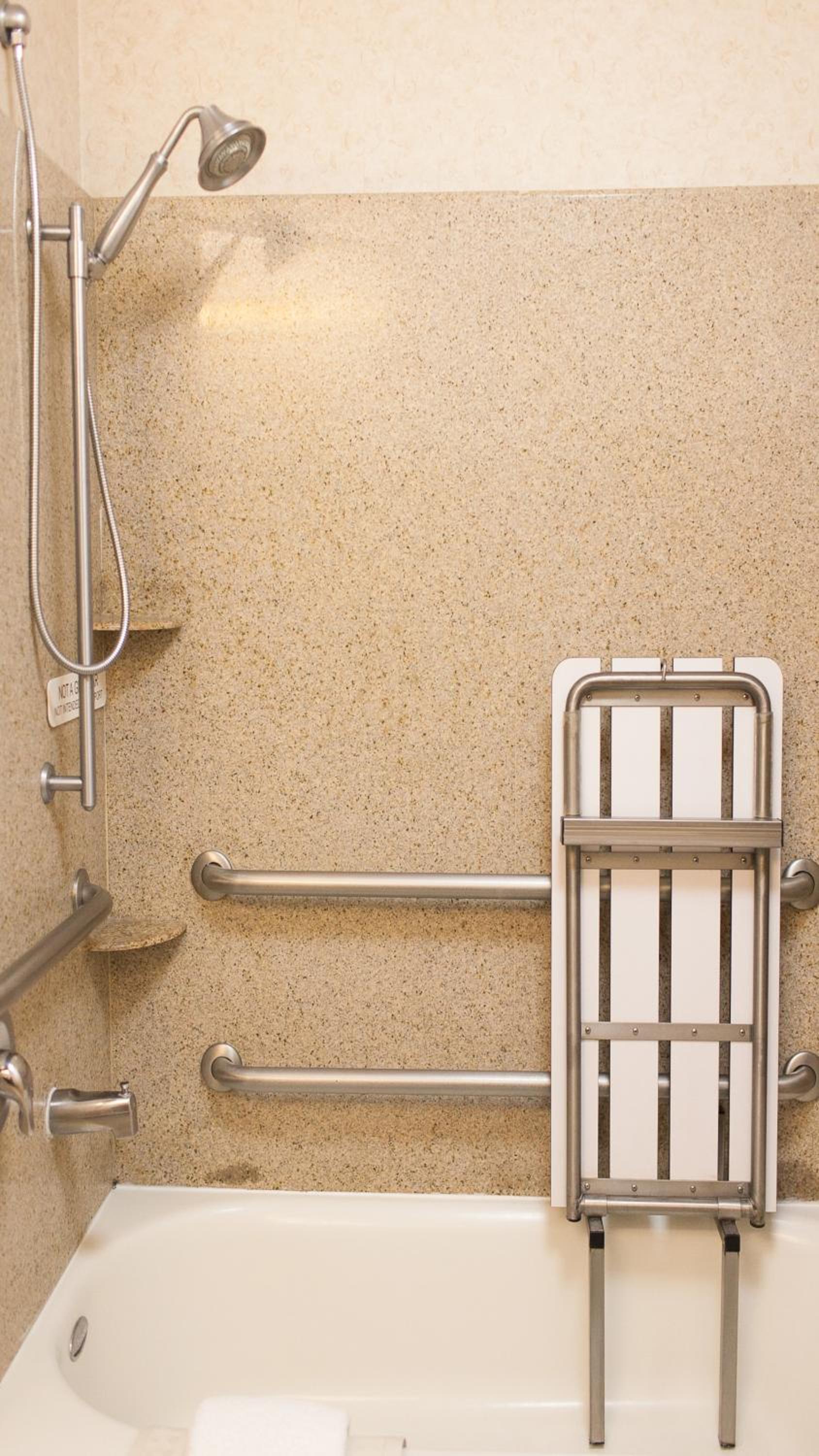 Standard Queen Room with Two Queen Beds and Shower - Mobility/Communications Accessible - Photo 4