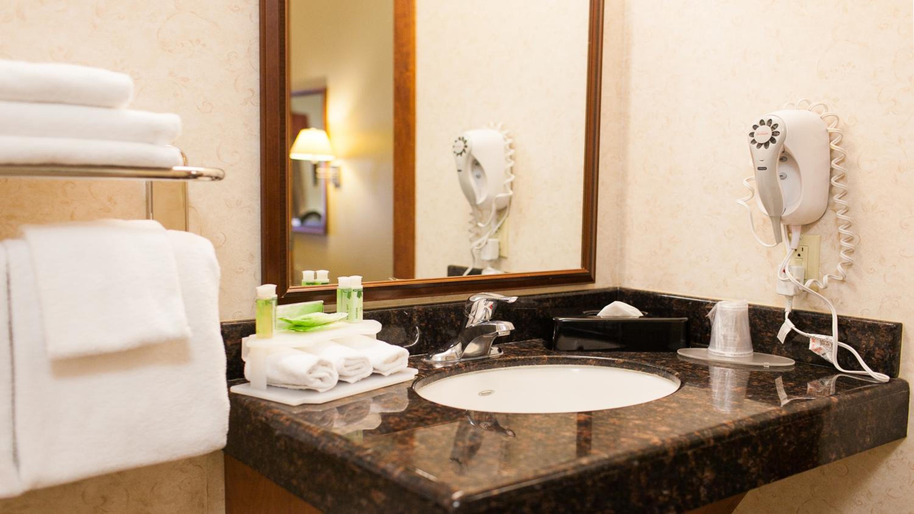 Standard Queen Room with Two Queen Beds and Shower - Mobility/Communications Accessible - Photo 5