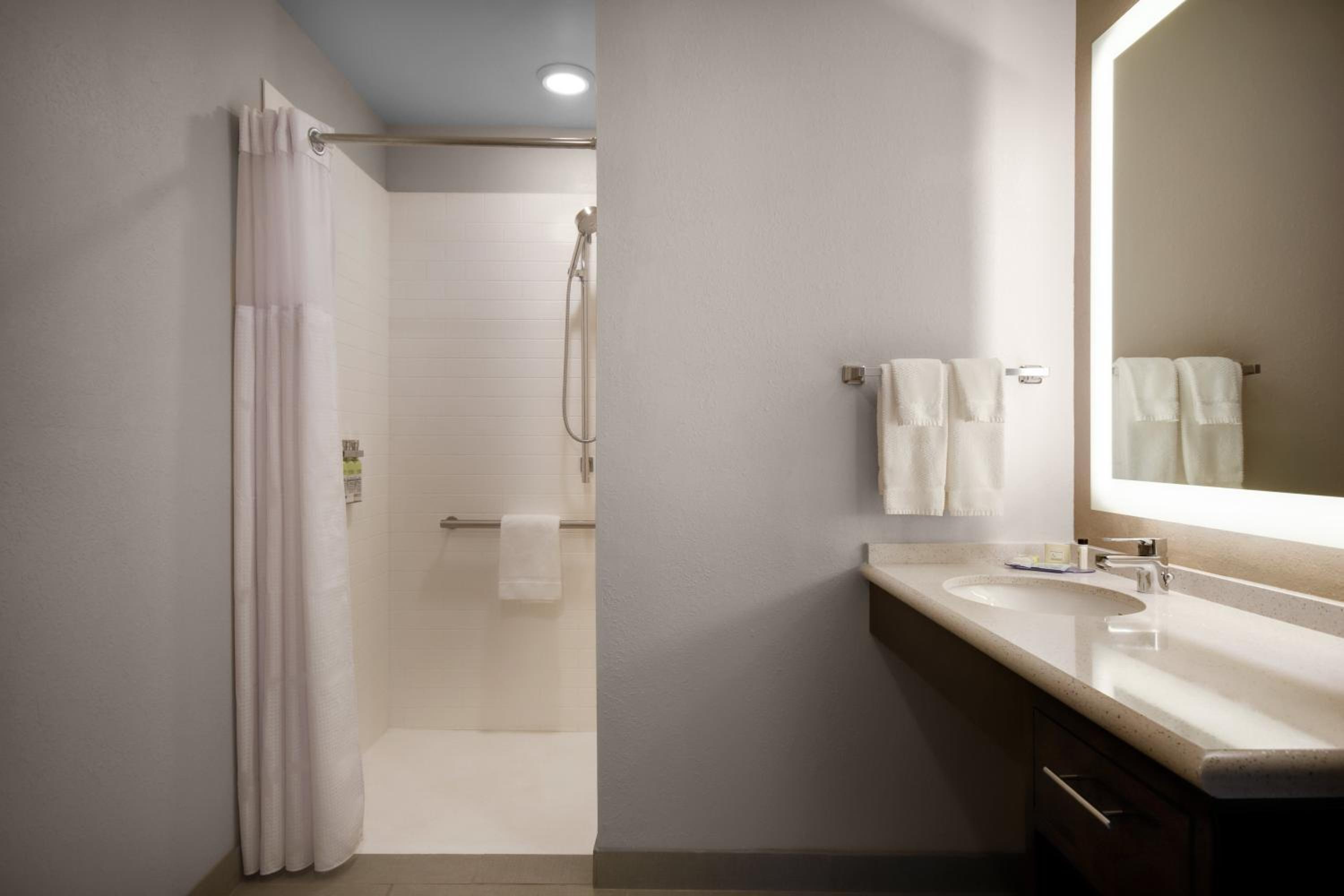 Two-Bedroom King Suite with Two Queen Beds - Communications Accessible with Roll-In Shower - Photo 6