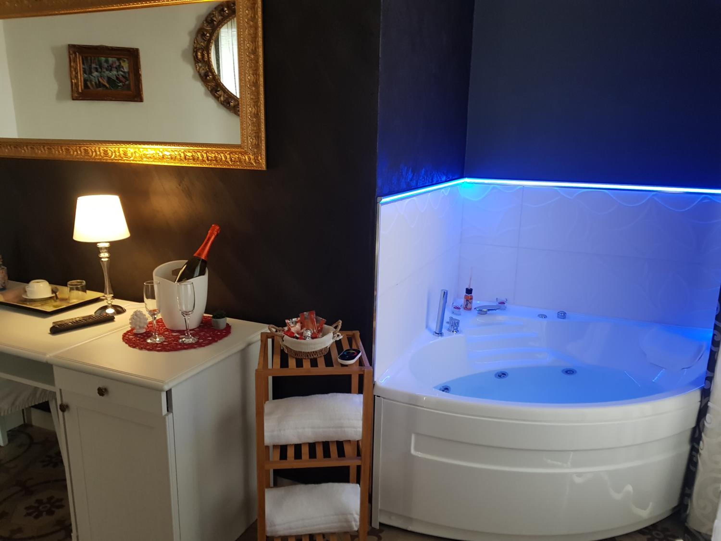 Queen Room with Spa Bath - Photo 9