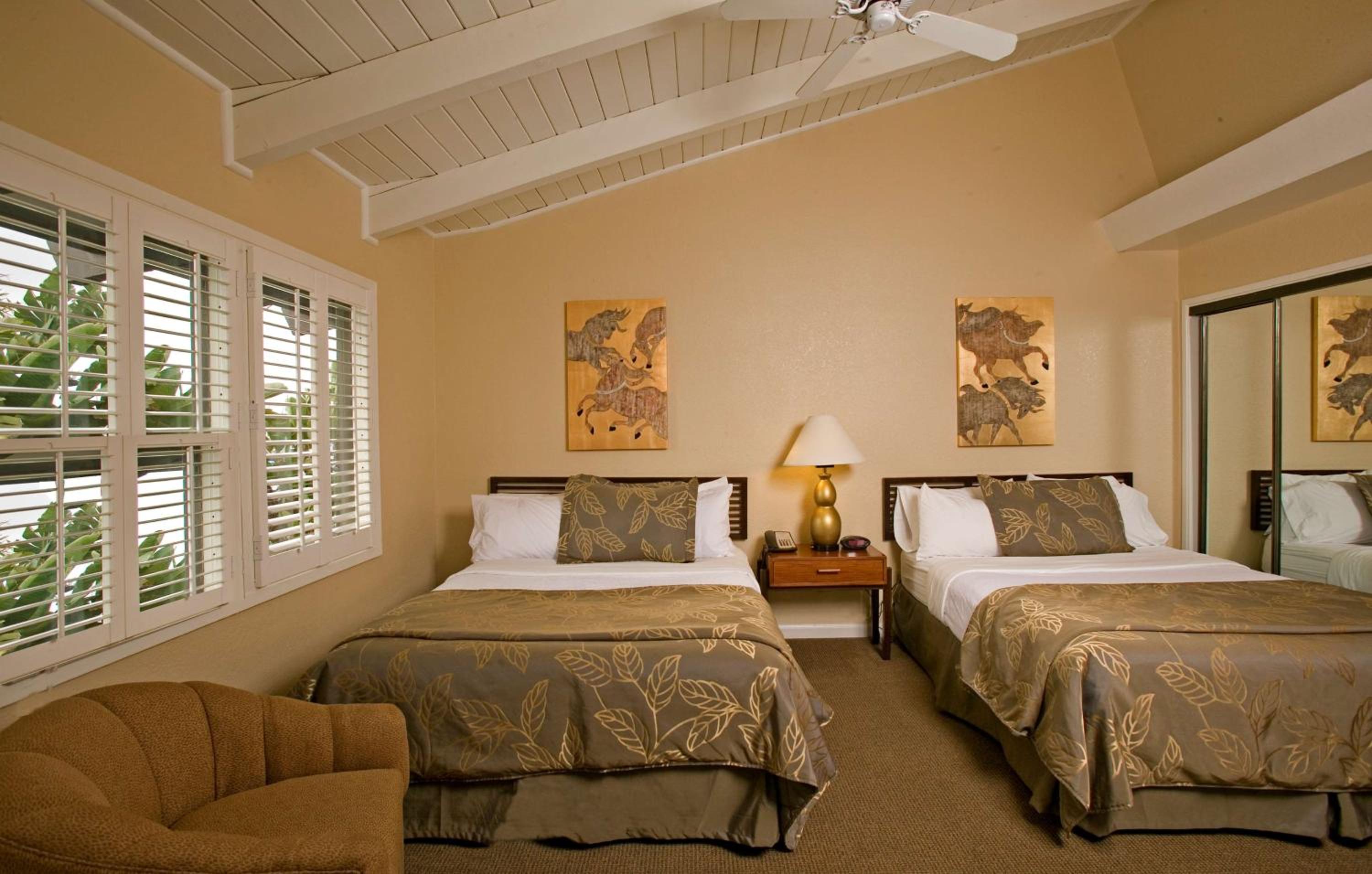 Deluxe Queen Suite with Two Queen Beds with Marina View - Photo 5