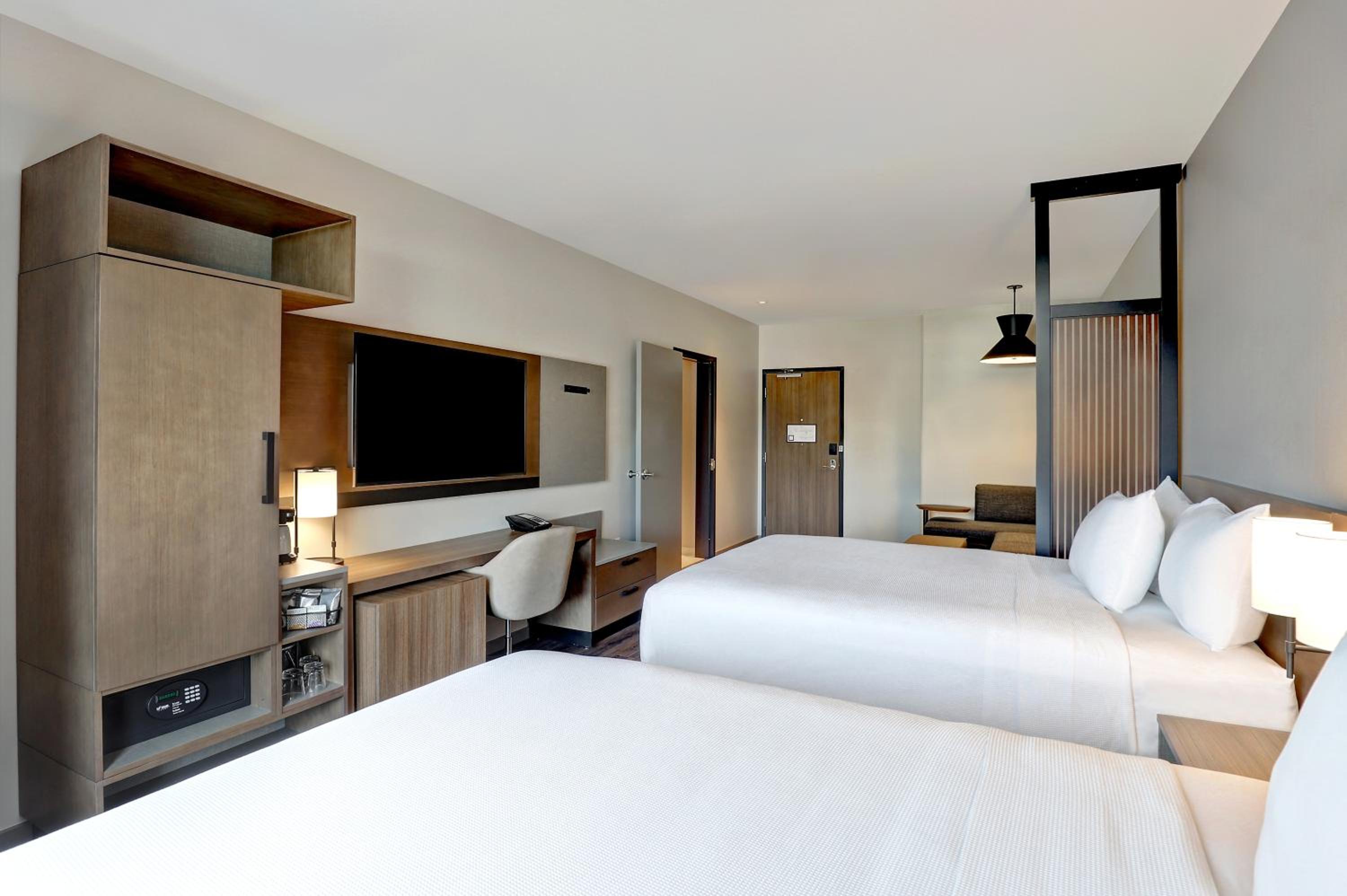 Queen Room with Two Queen Beds and Sofa Bed - High Floor - Photo 1