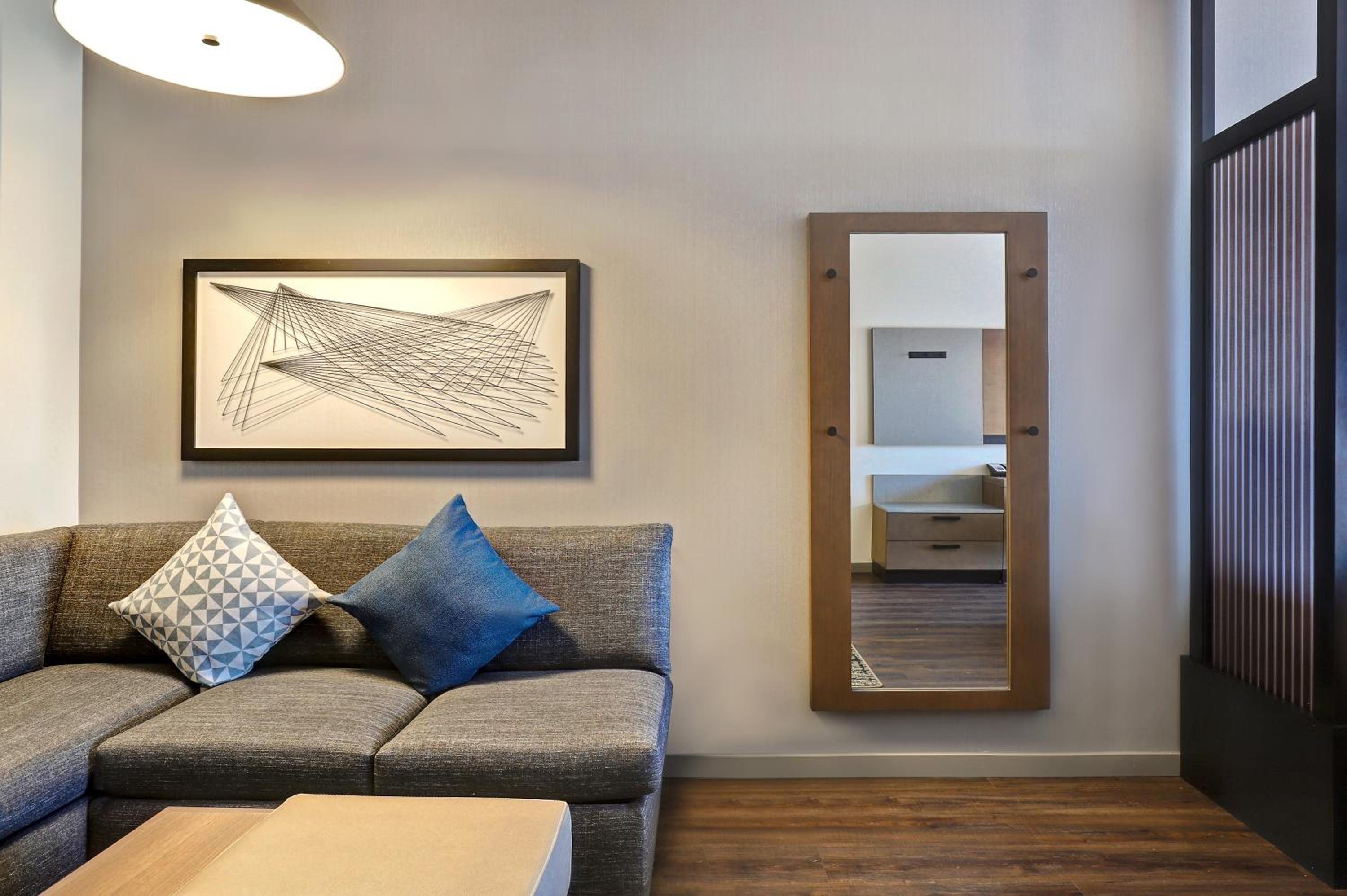 King Room with Sofa Bed - Photo 3