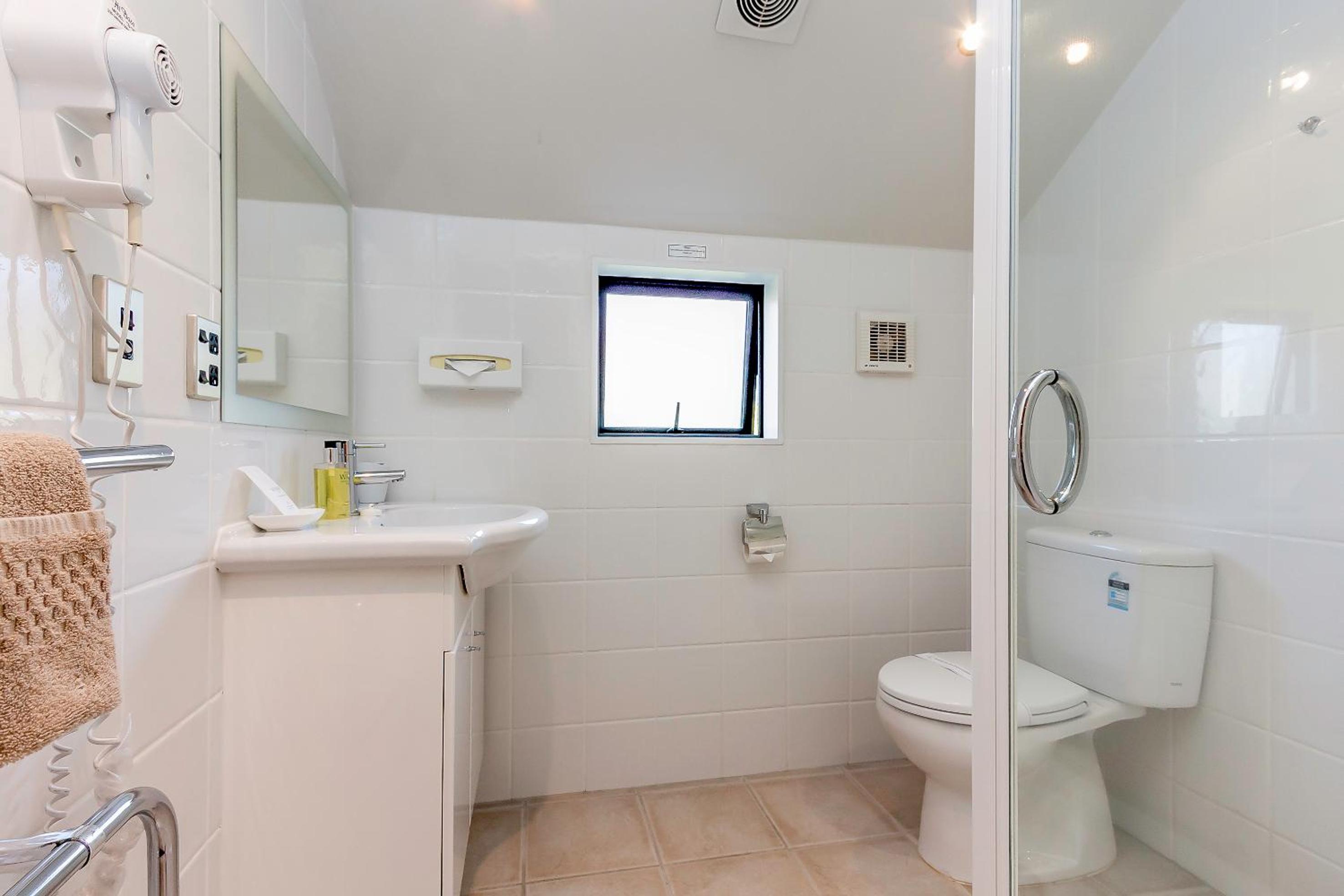 Standard King Room - Photo 6
