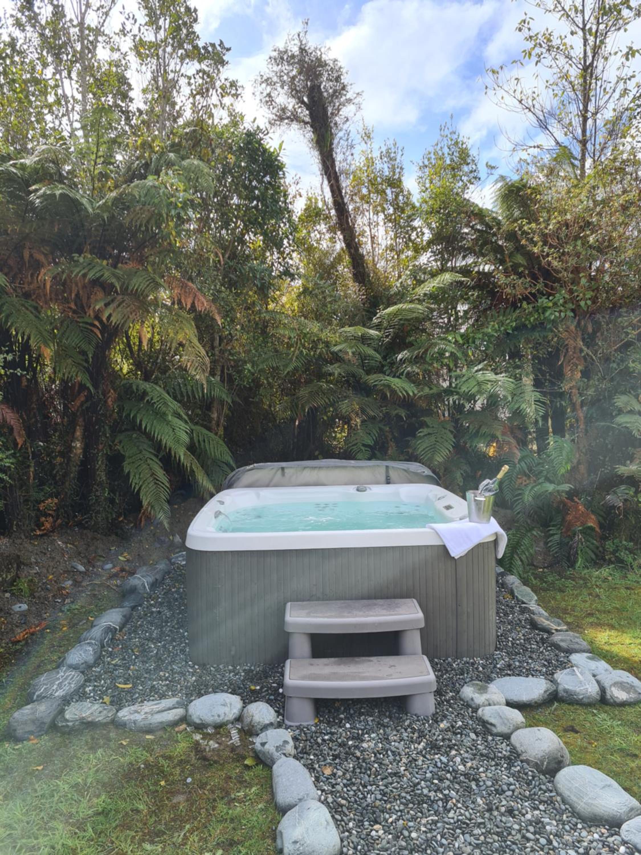 Kamahi holiday house with Hot Tub