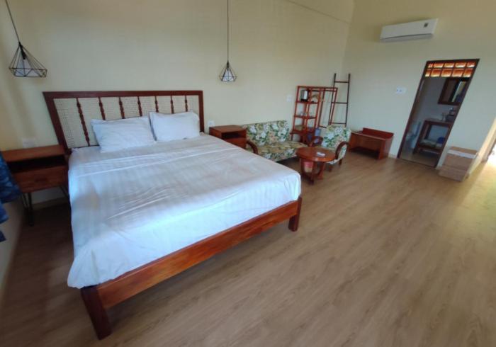 Deluxe Suite with Sea View - Photo 3
