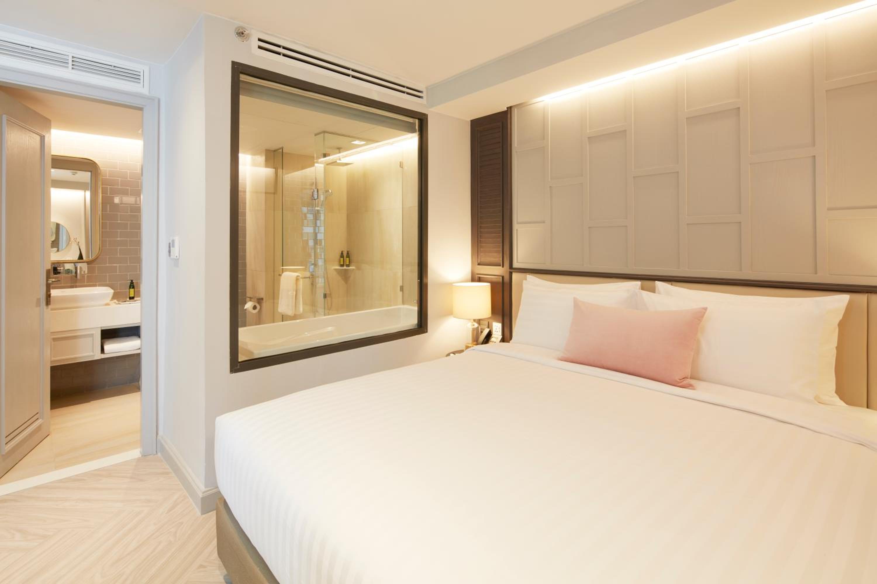 One-Bedroom Suite with Bathtub photo 2