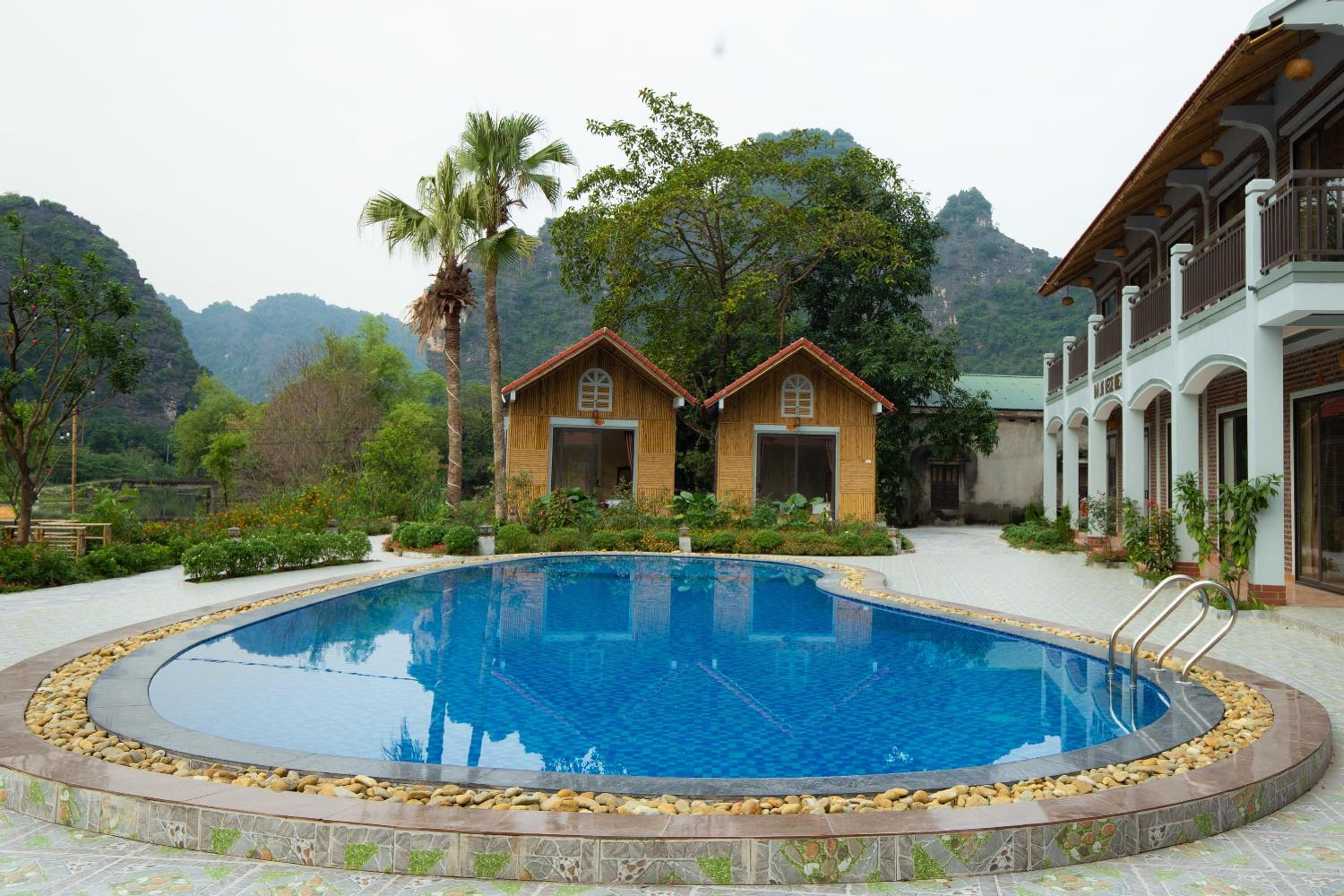 Bungalow with Garden View photo 2