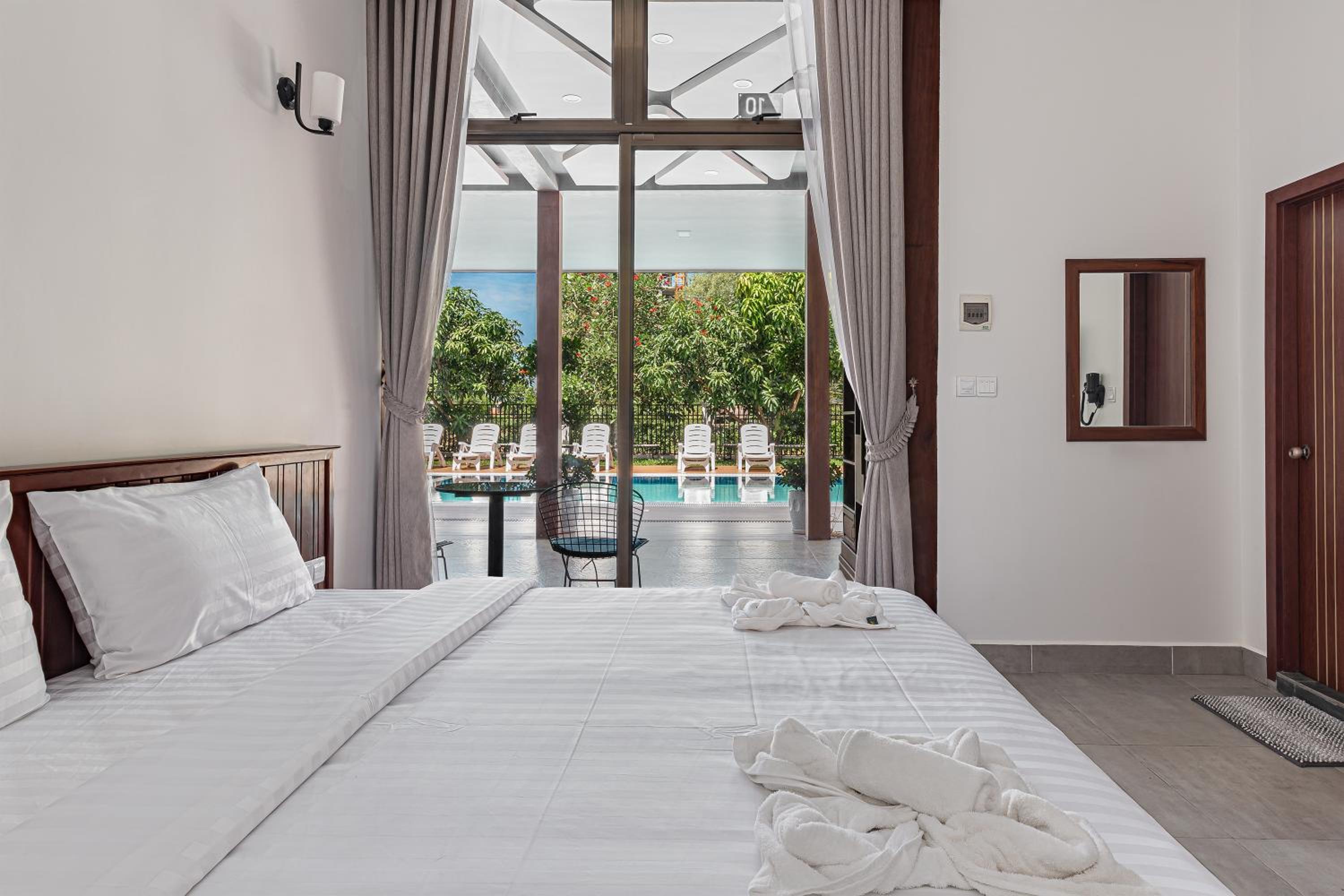 Deluxe Double with Pool View - Photo 3