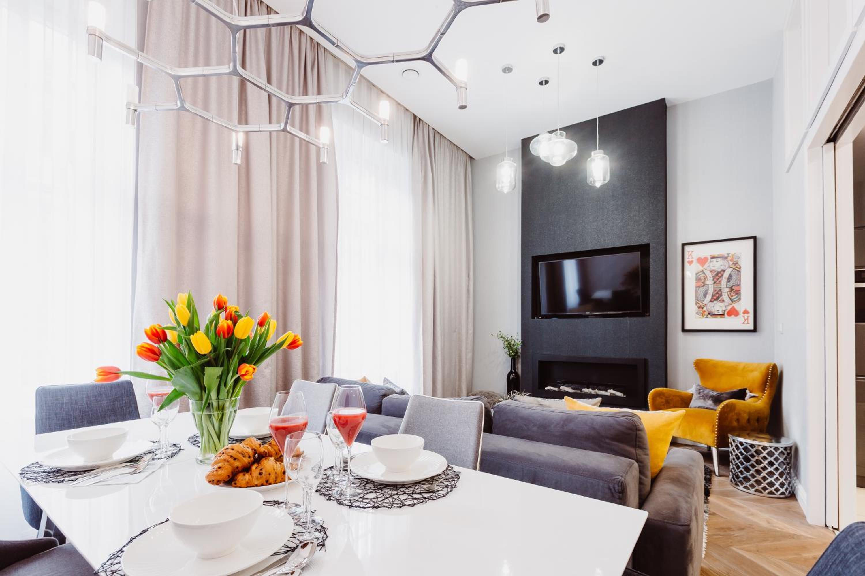 Deluxe One-Bedroom Suite | King-size bed | A/C photo 3