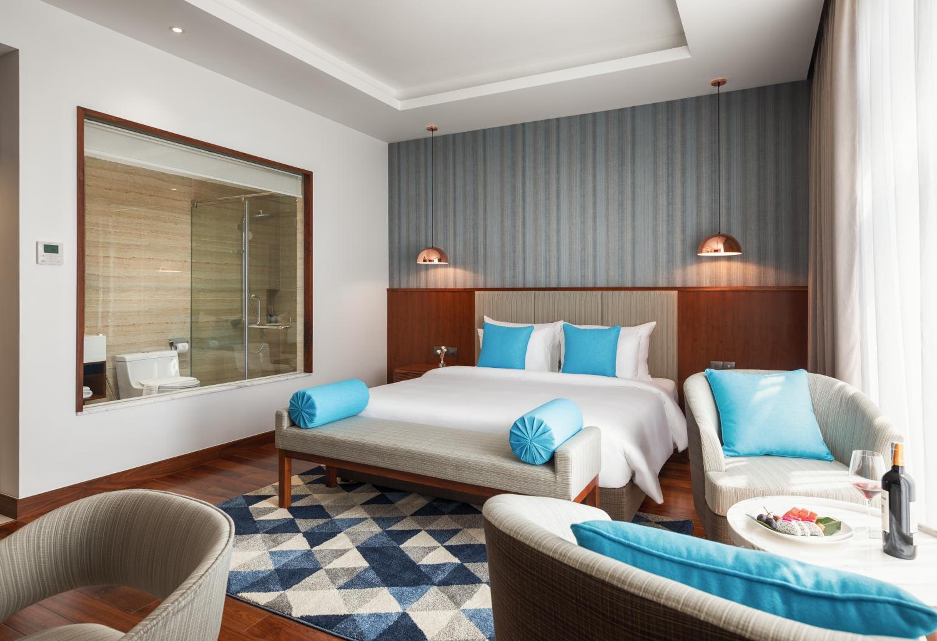 Deluxe King Room - Photo 7