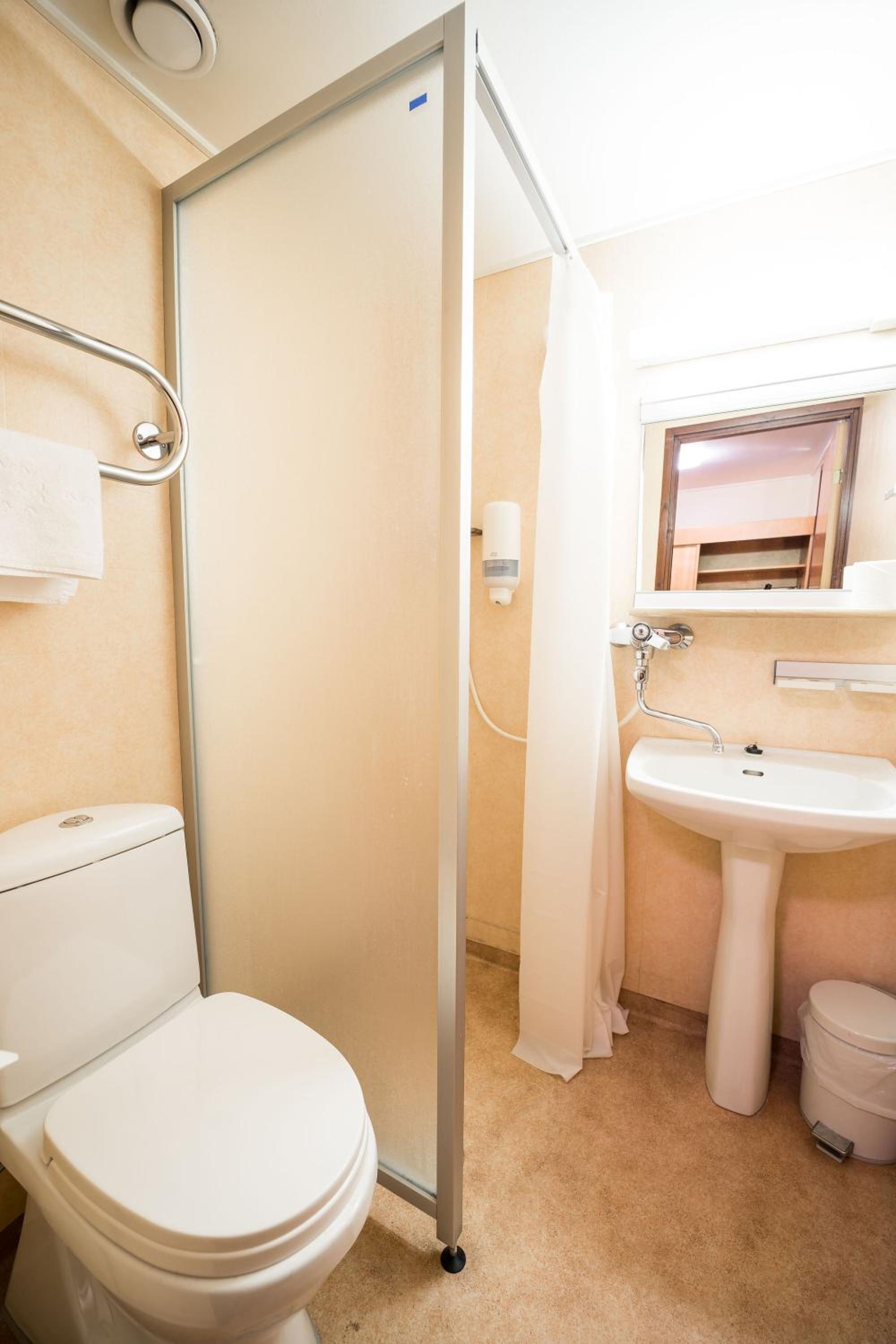 Budget Twin Room - Photo 1