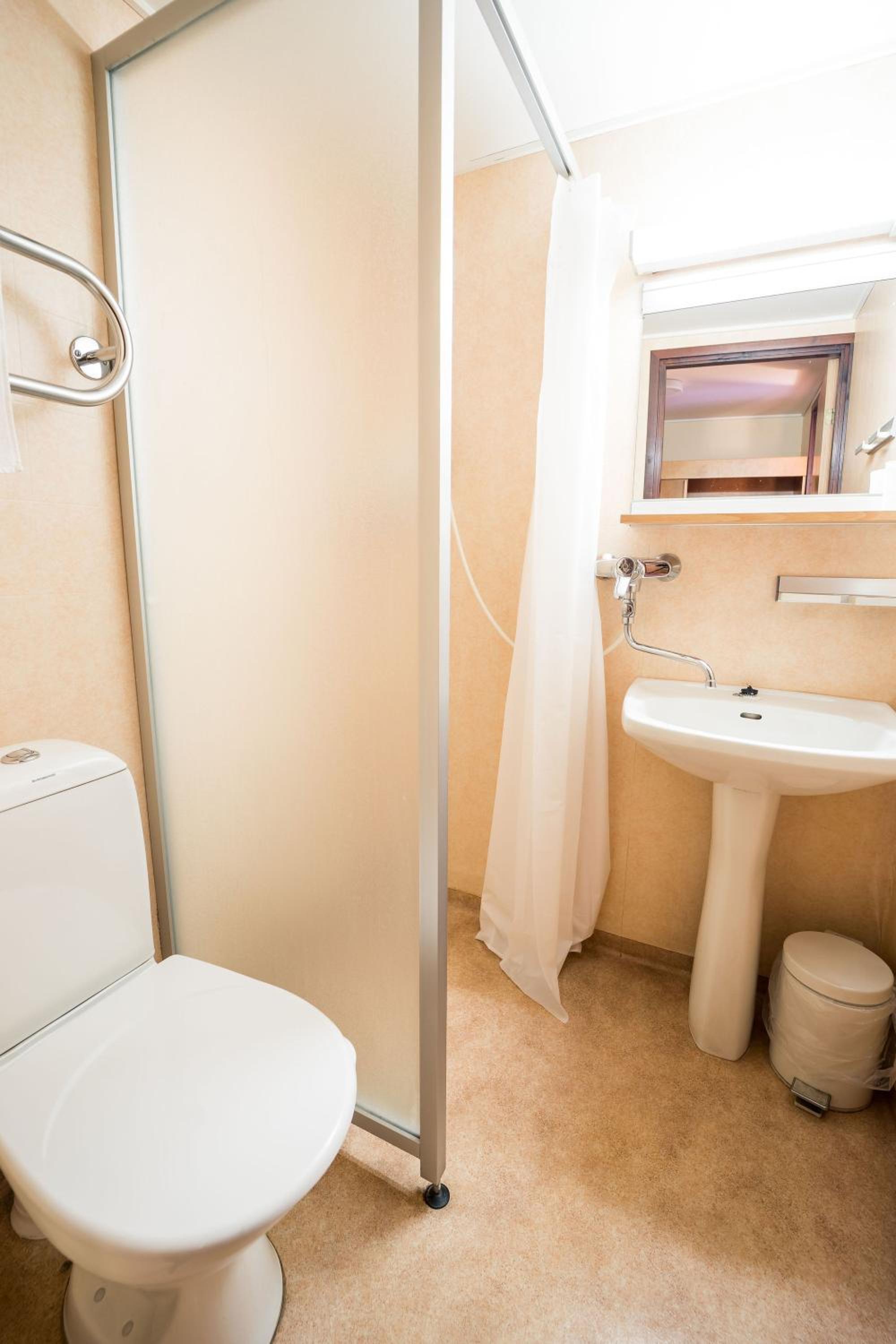 Budget Twin Room - Photo 12