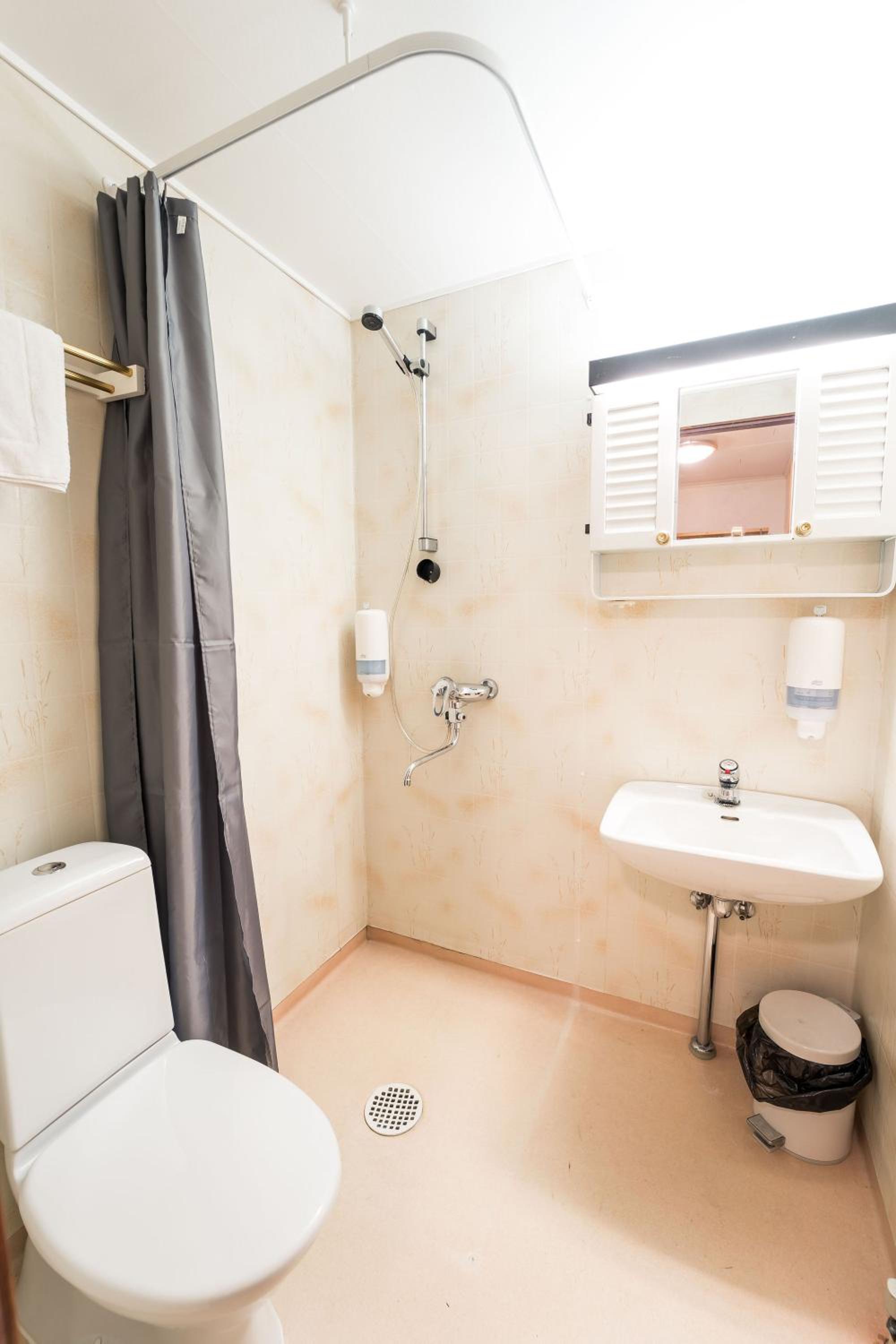 Budget Twin Room - Photo 16