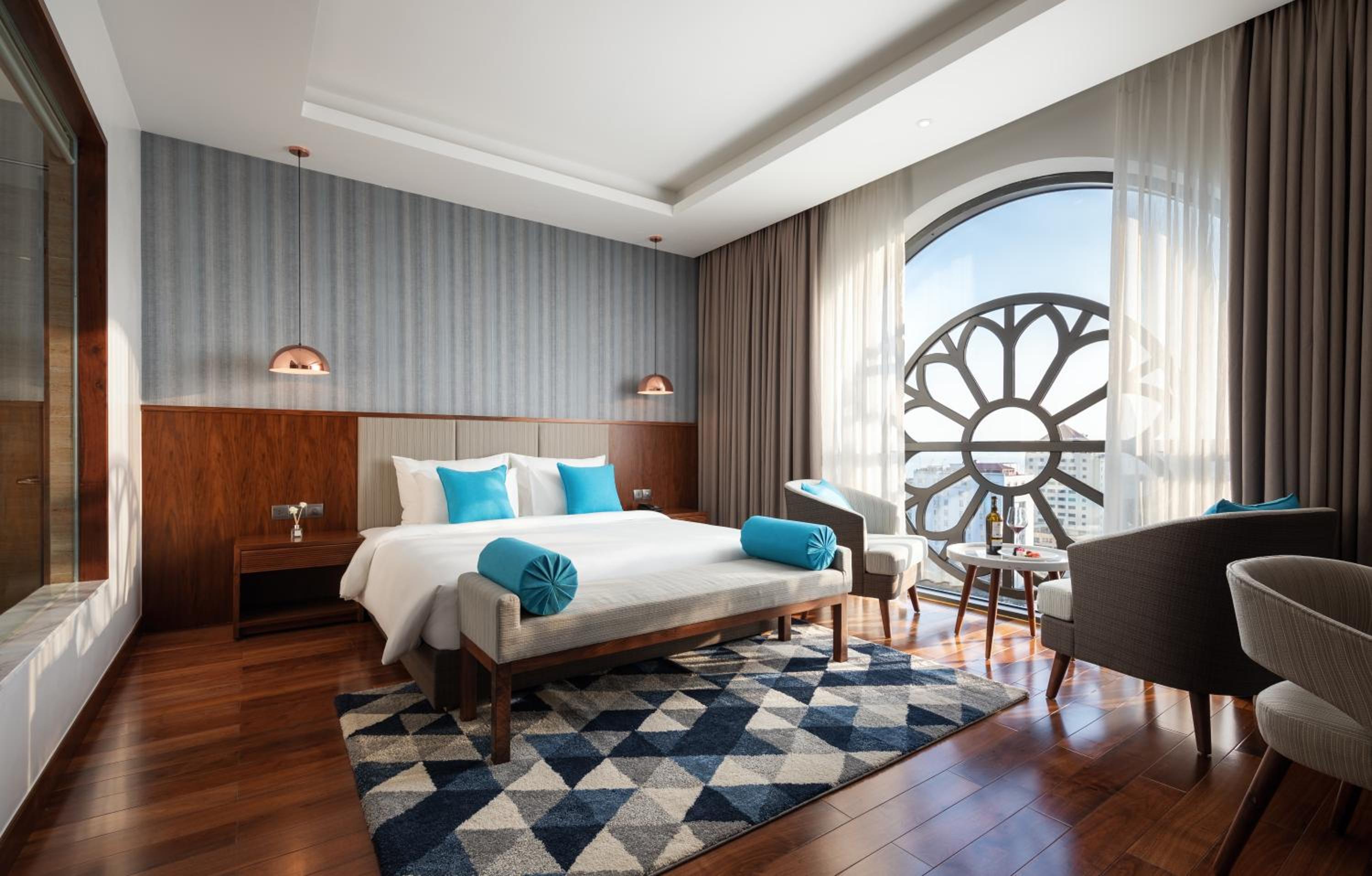 Premier Deluxe King Room - Photo 3