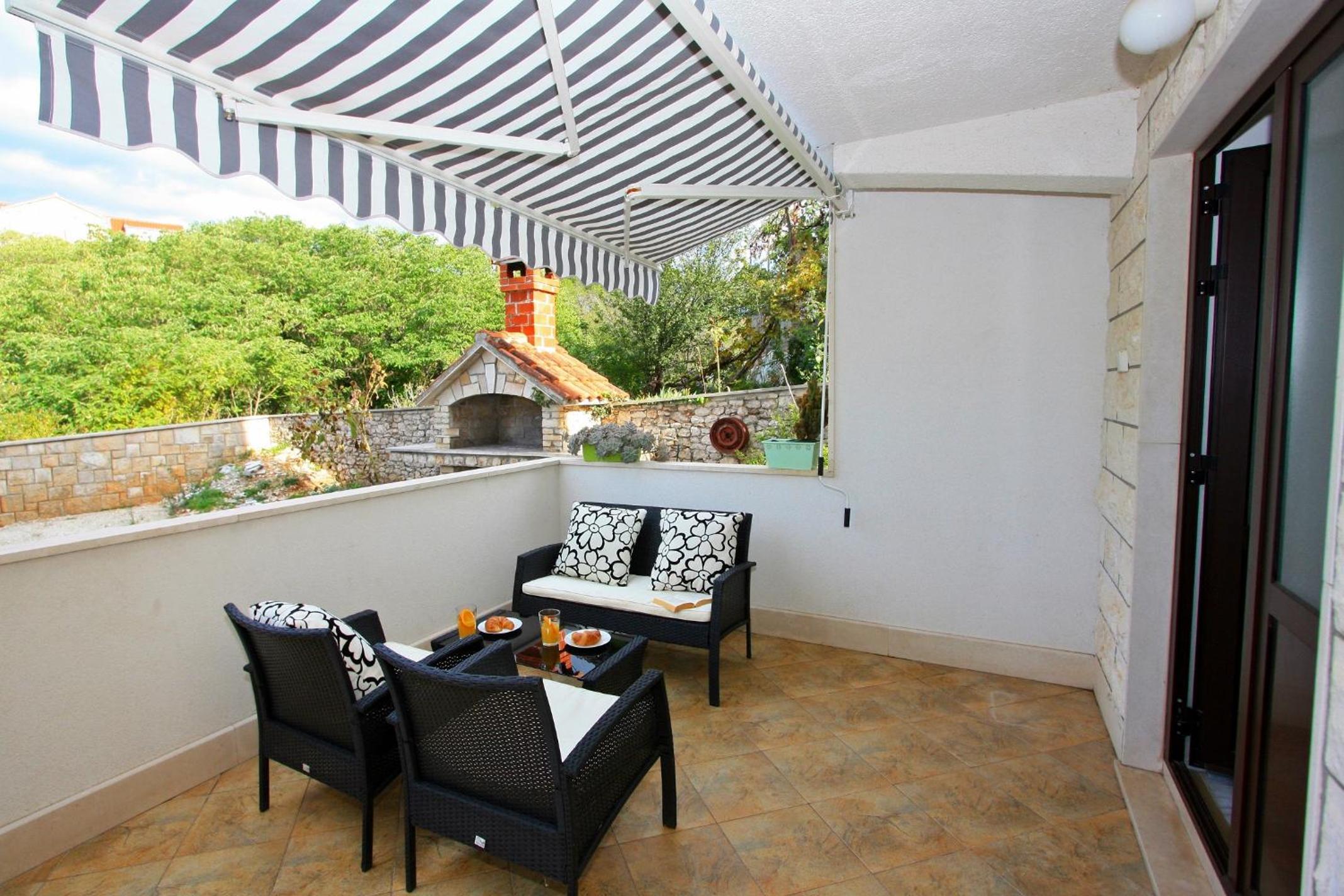 One-Bedroom Apartment with Terrace and Garden View photo 2