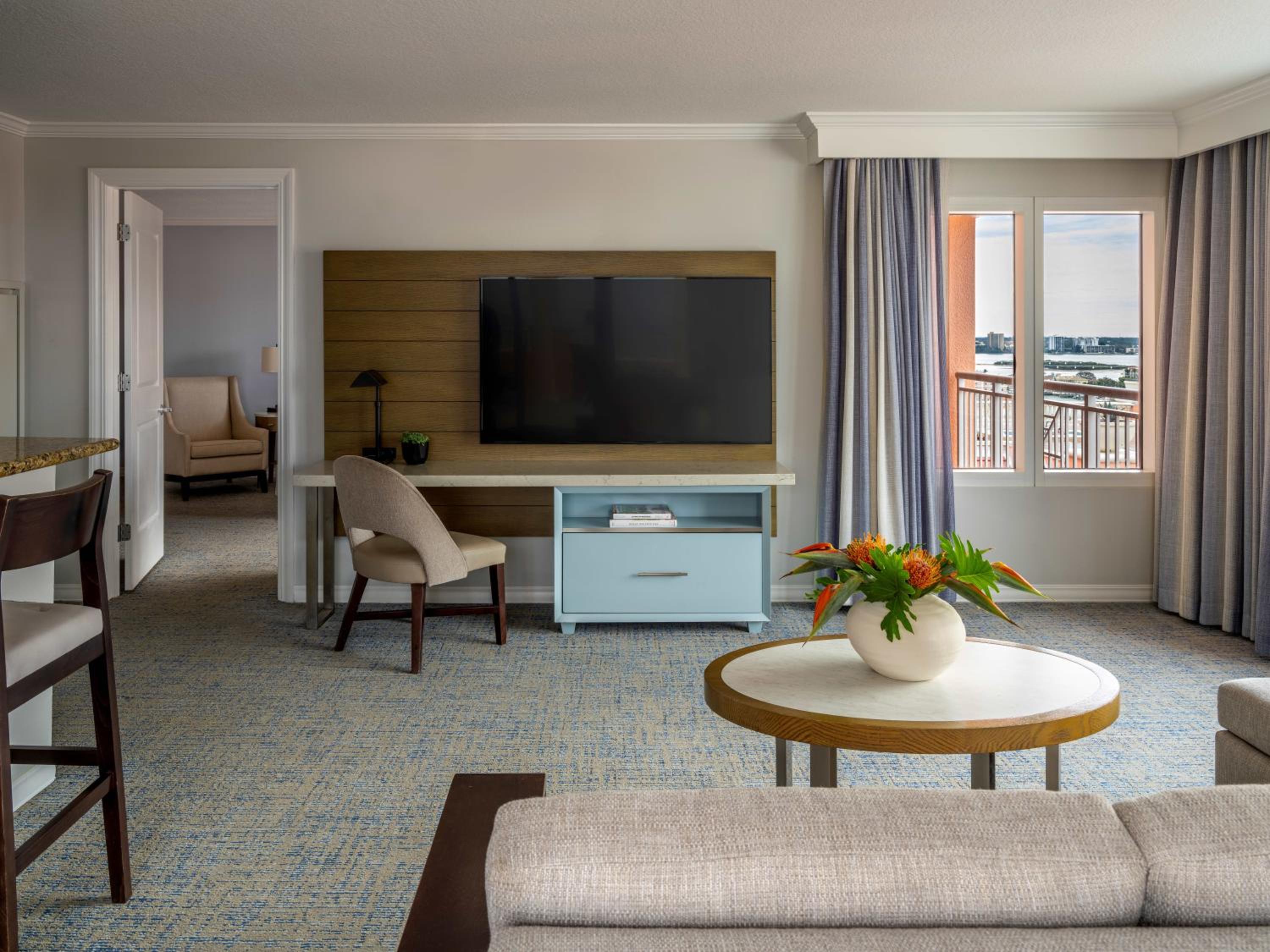 One-Bedroom Queen Suite with Two Queen Beds, Shoreline View and Terrace