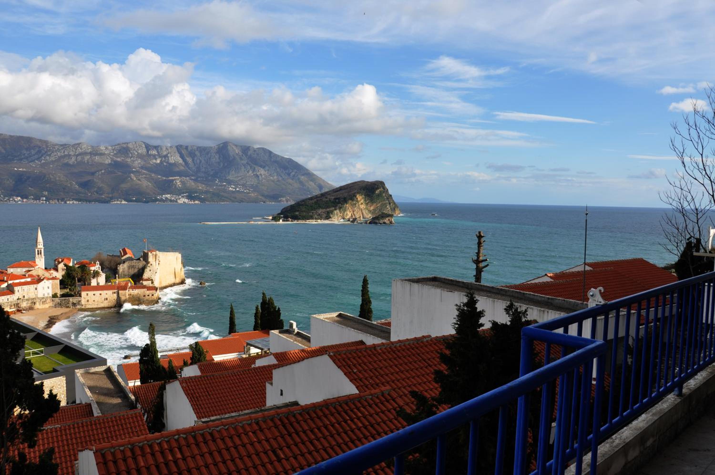 Two-Bedroom Apartment with Balcony and Sea View photo 2