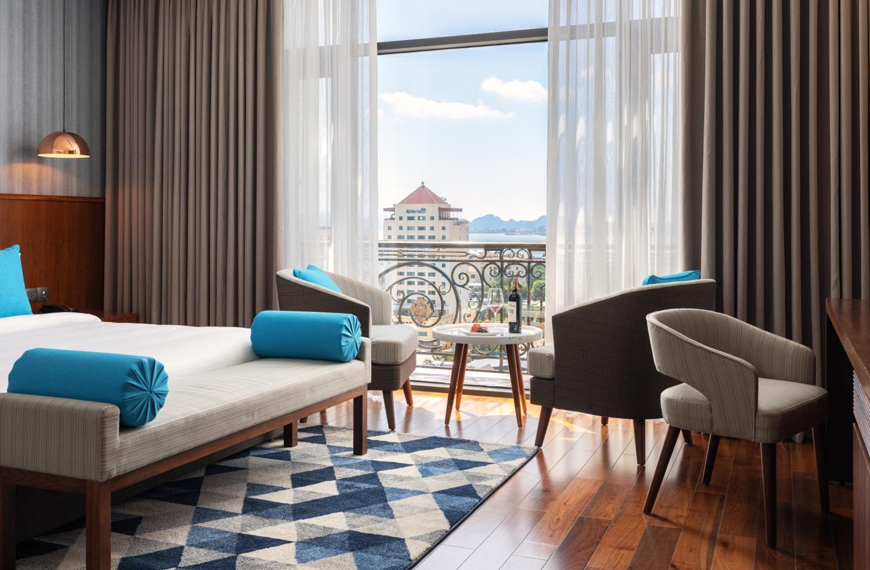 Premier Deluxe King Room - Photo 8